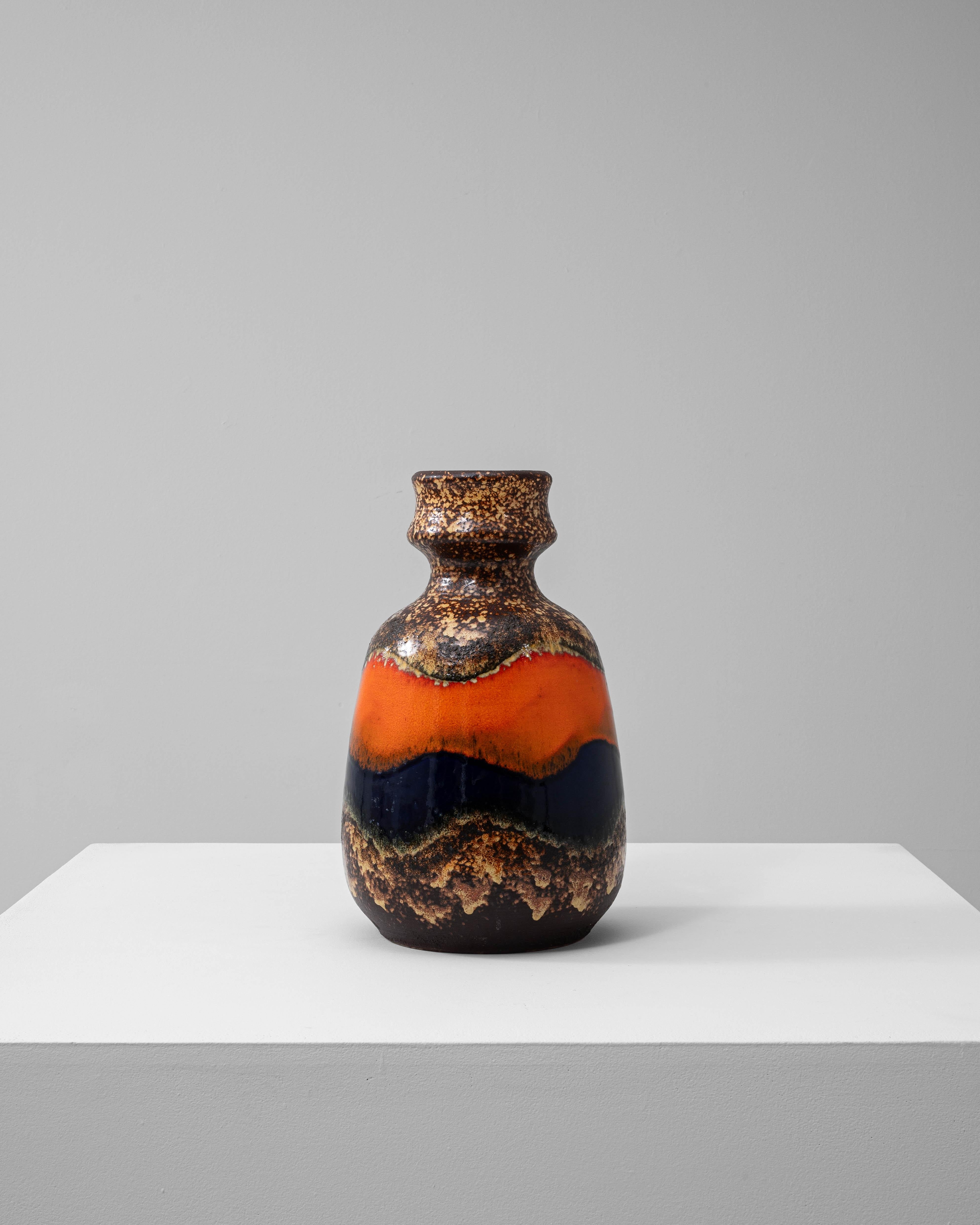 Questo vaso in ceramica tedesca degli anni '60 mette in mostra l'estetica audace della metà del secolo 