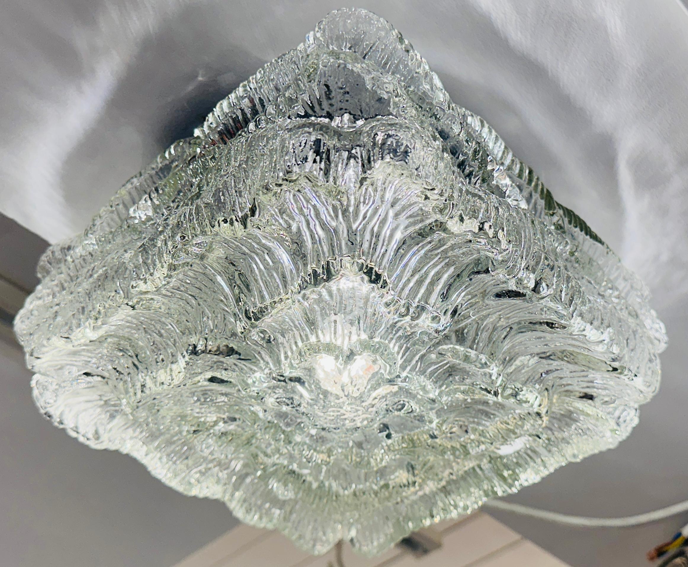 1960er Jahre Vintage deutsche WILA quadratischen klaren Glasschirm und Metall flush mount Decken-oder Wandleuchte.  Der quadratische Schirm ist mit einer einzigen Schraube an der runden, schwarzen Metallfassung befestigt, die die Glühbirne hält. 