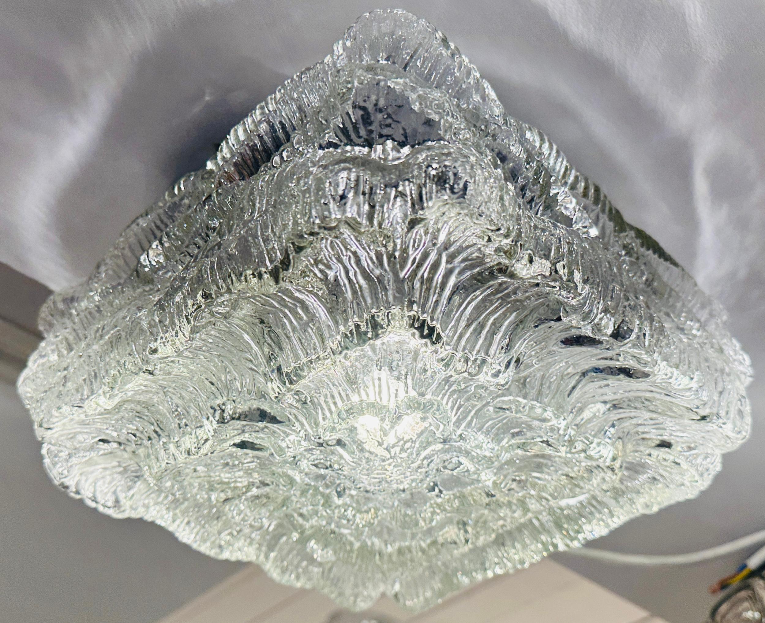 1960s German WILA Floral Waved Clear Glass Flush Mount Ceiling or Wall Light (Moderne der Mitte des Jahrhunderts) im Angebot