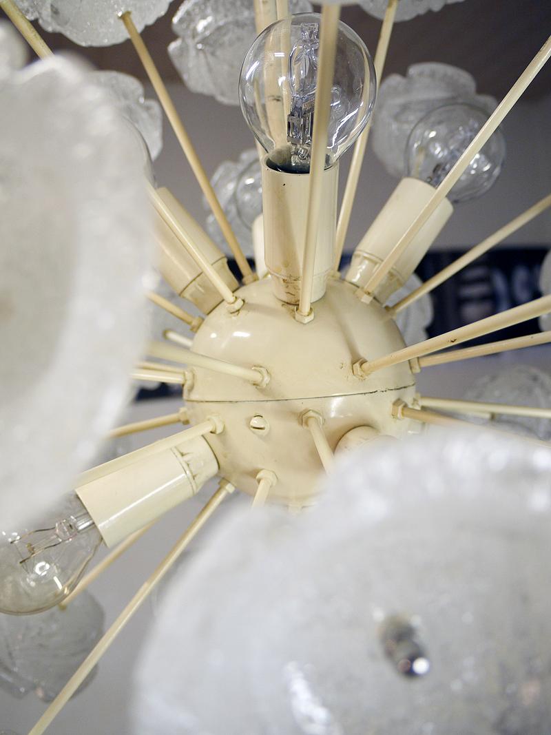 1960s Germany Sputnik Chandelier White Murano Glass Roses on an Enameled Frame For Sale 2