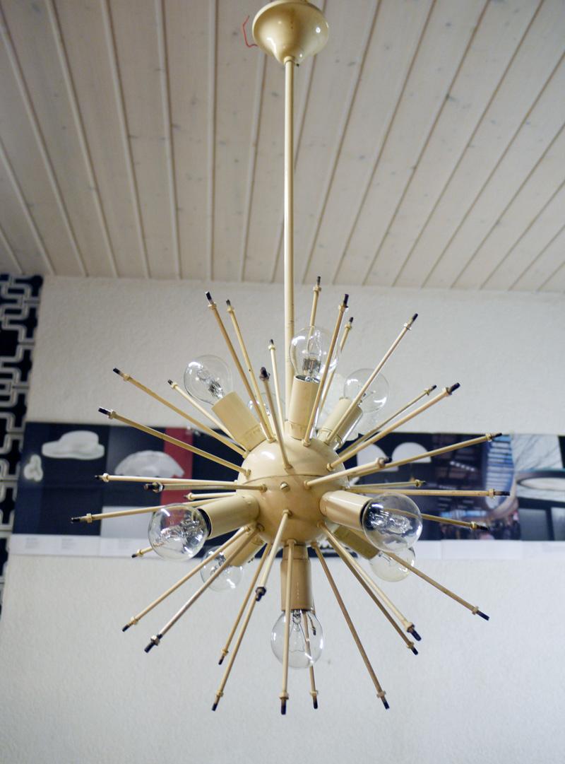 1960s German Sputnik Chandelier White Murano Glass Roses on an Enameled Frame For Sale 3