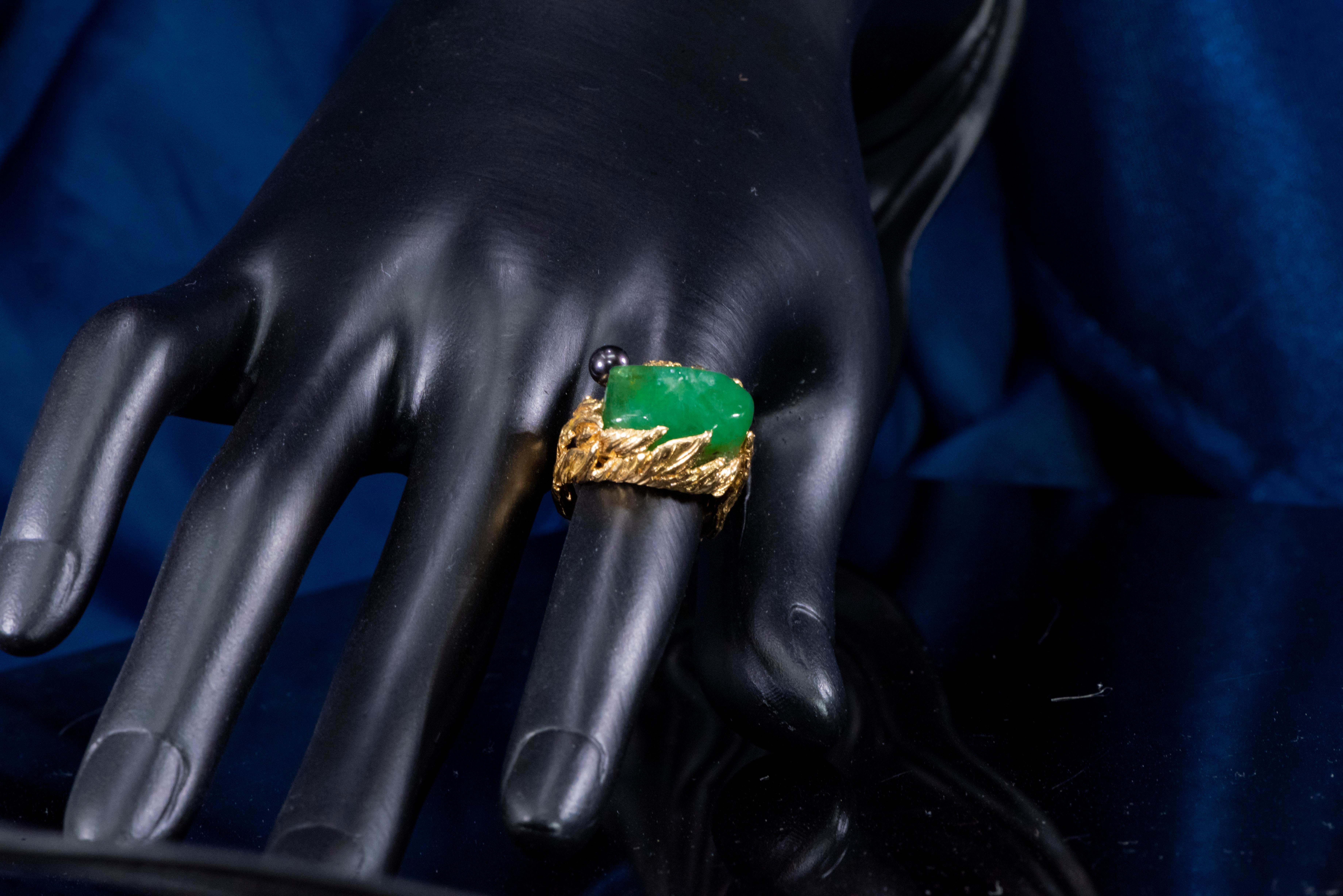 Rare 1960s Gilbert Albert Signed 18 Karat Gold 10 Carat Chrysoprase Berry Motif Ring, Fully Signed & Serial Numbered

Chrysoprase Stone Dimensions: Approximately 10 carat
(Length 12mm - Width 17mm- Depth 7mm)
Ring size 5.25

Catalog Note

Gilbert