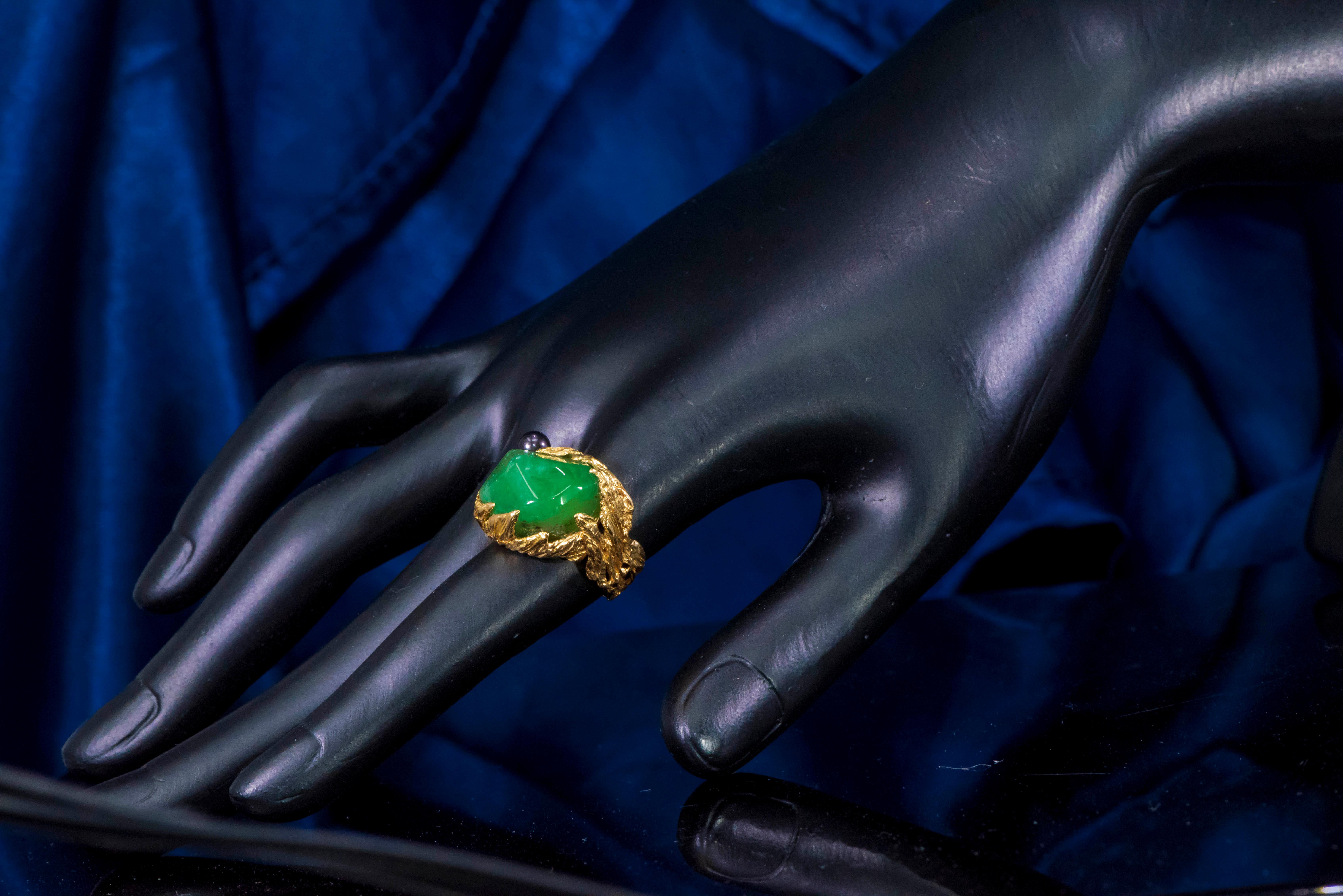 Retro 1960s Gilbert Albert Signed 18 Karat Gold 10 Carat Chrysoprase Berry Motif Ring