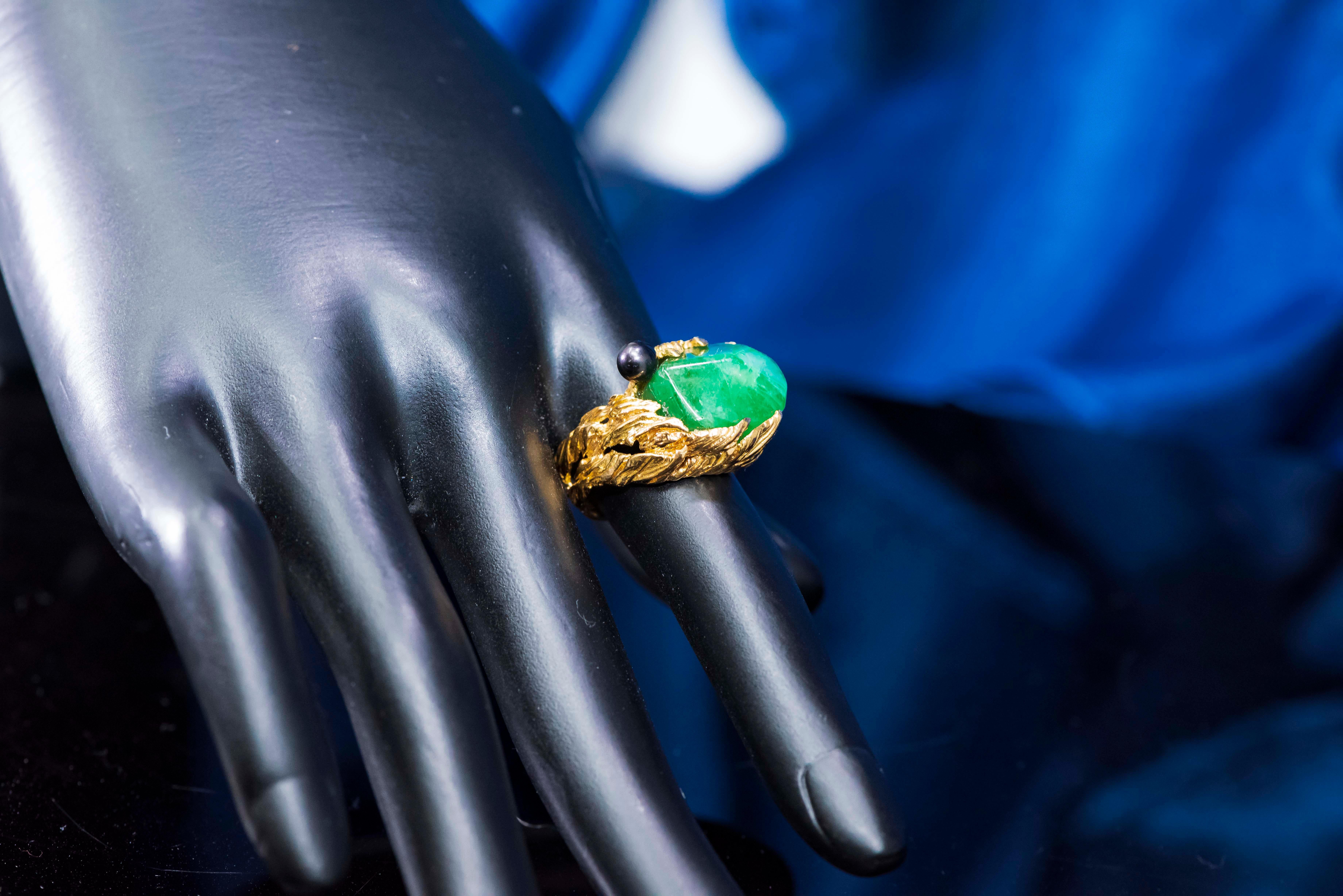 1960s Gilbert Albert Signed 18 Karat Gold 10 Carat Chrysoprase Berry Motif Ring In Excellent Condition In New york, NY