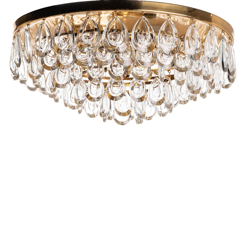 Un magnifique lustre fabriqué par Palwa, Allemagne, vers 1960. Le lustre est composé de six anneaux en laiton doré et de verre en cristal facetté taillé à la main.  peut contenir quatre ampoules E14. Veuillez noter que nous avons plusieurs lustres