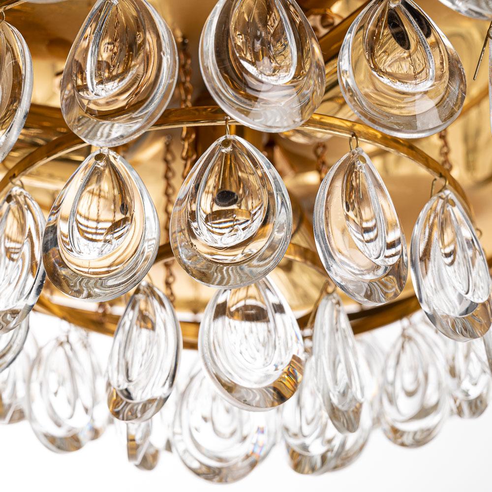 1960s Gilded Brass and Faceted Crystal Glass Palwa Chandelier In Good Condition For Sale In Schoorl, NL