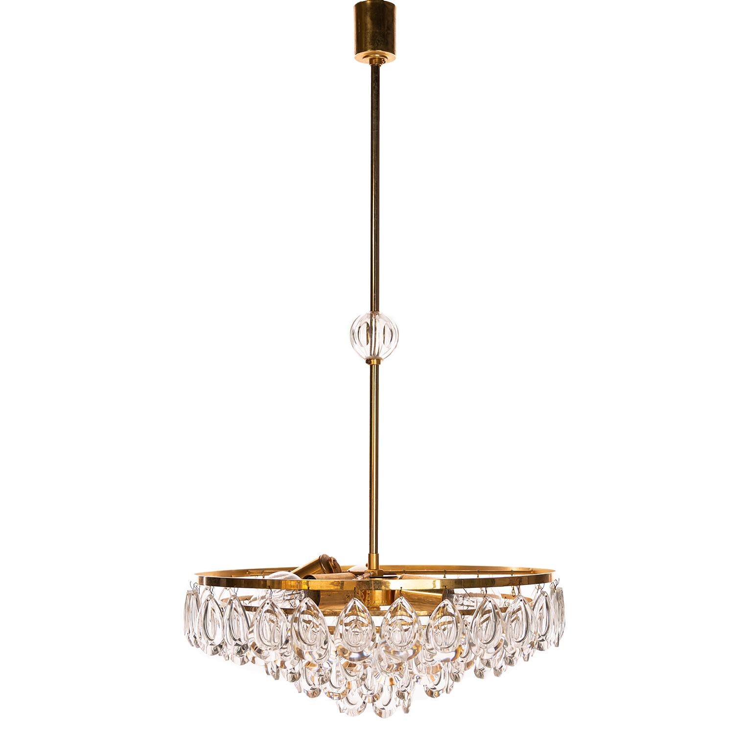 Mid-Century Modern 1960s Gilded Brass and Faceted Crystal Palwa Chandelier For Sale