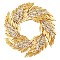 Broche couronne de couronne en forme de feuille brossée dorée avec strass en cristal, Crown Trifari, années 1960