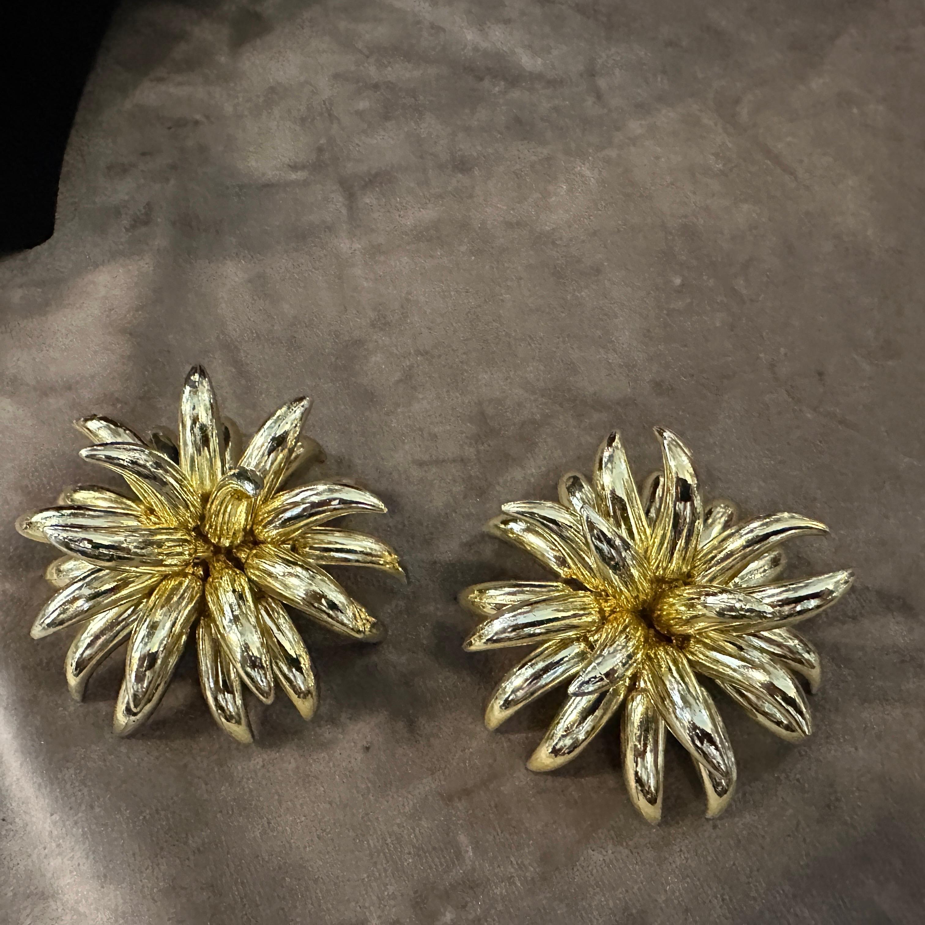 1960s Mid-Century Italian Gilded Plastic Flower Huge Clip-On Earrings
Make a bold and vibrant statement with these exceptional 1960s Italian clip-on earrings, embodying the exuberant spirit of the mid-century era. These substantial earrings offer a