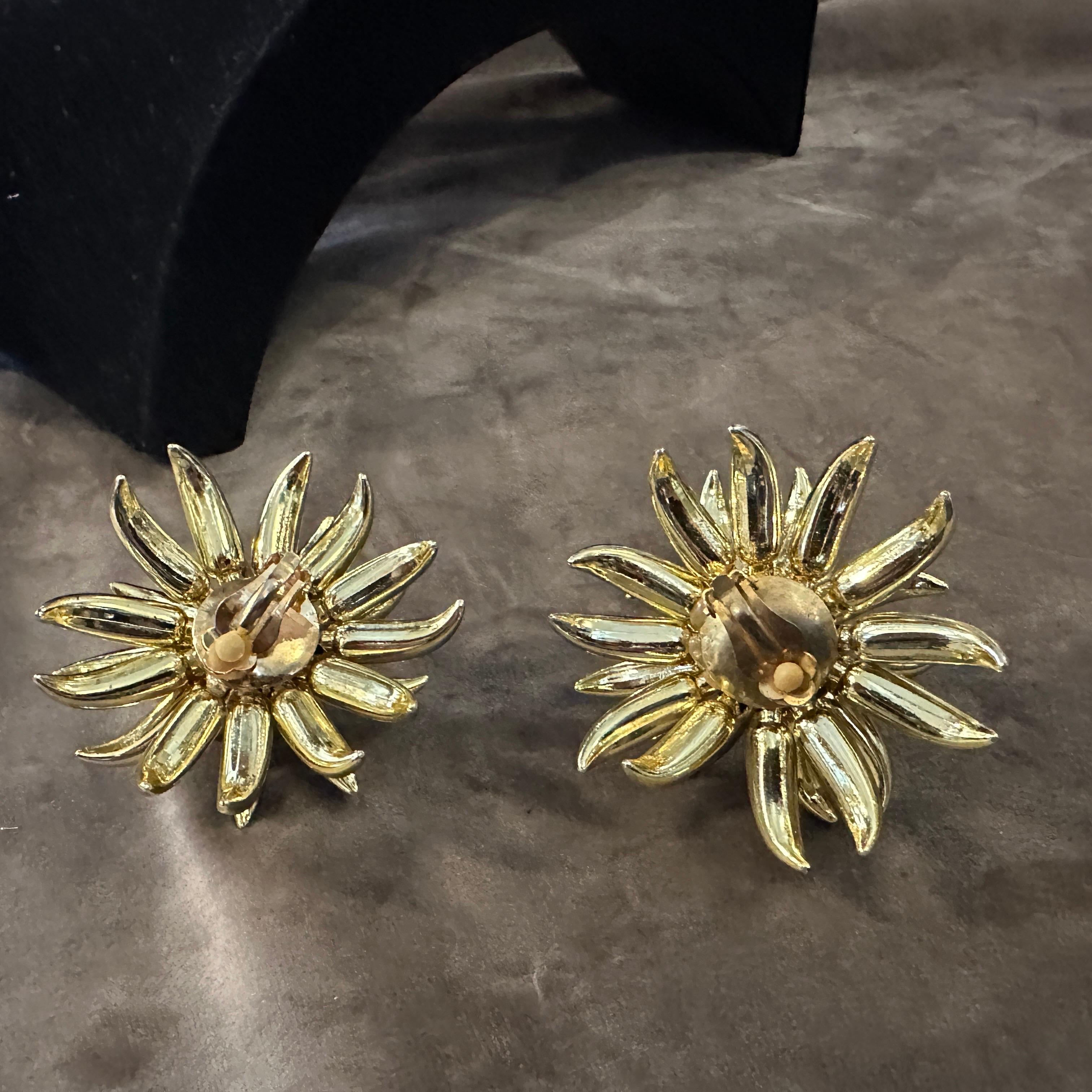 1960s Gilded Plastic Flower Huge Italian Clip On Earrings In Excellent Condition For Sale In Aci Castello, IT