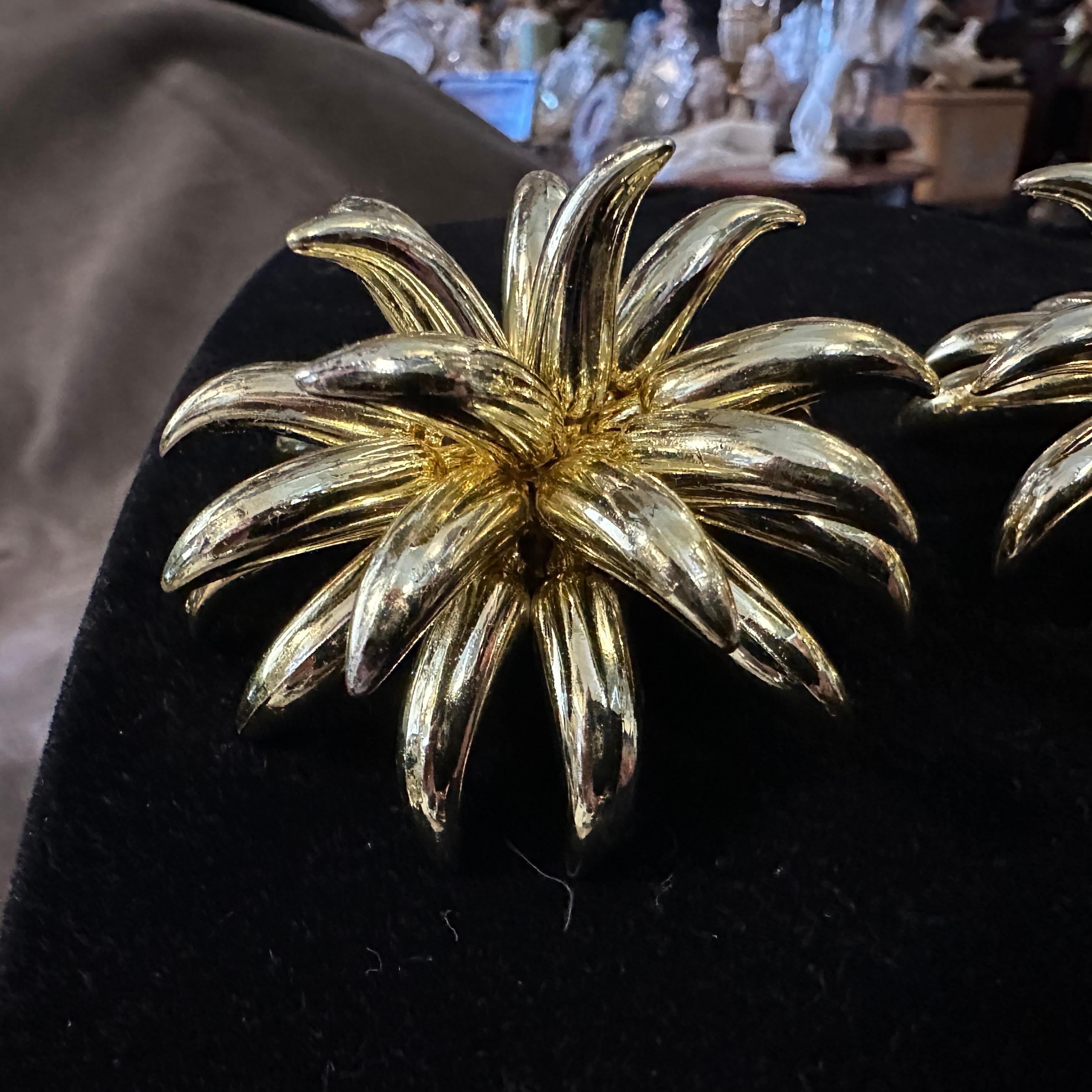 1960s Gilded Plastic Flower Huge Italian Clip On Earrings For Sale 4
