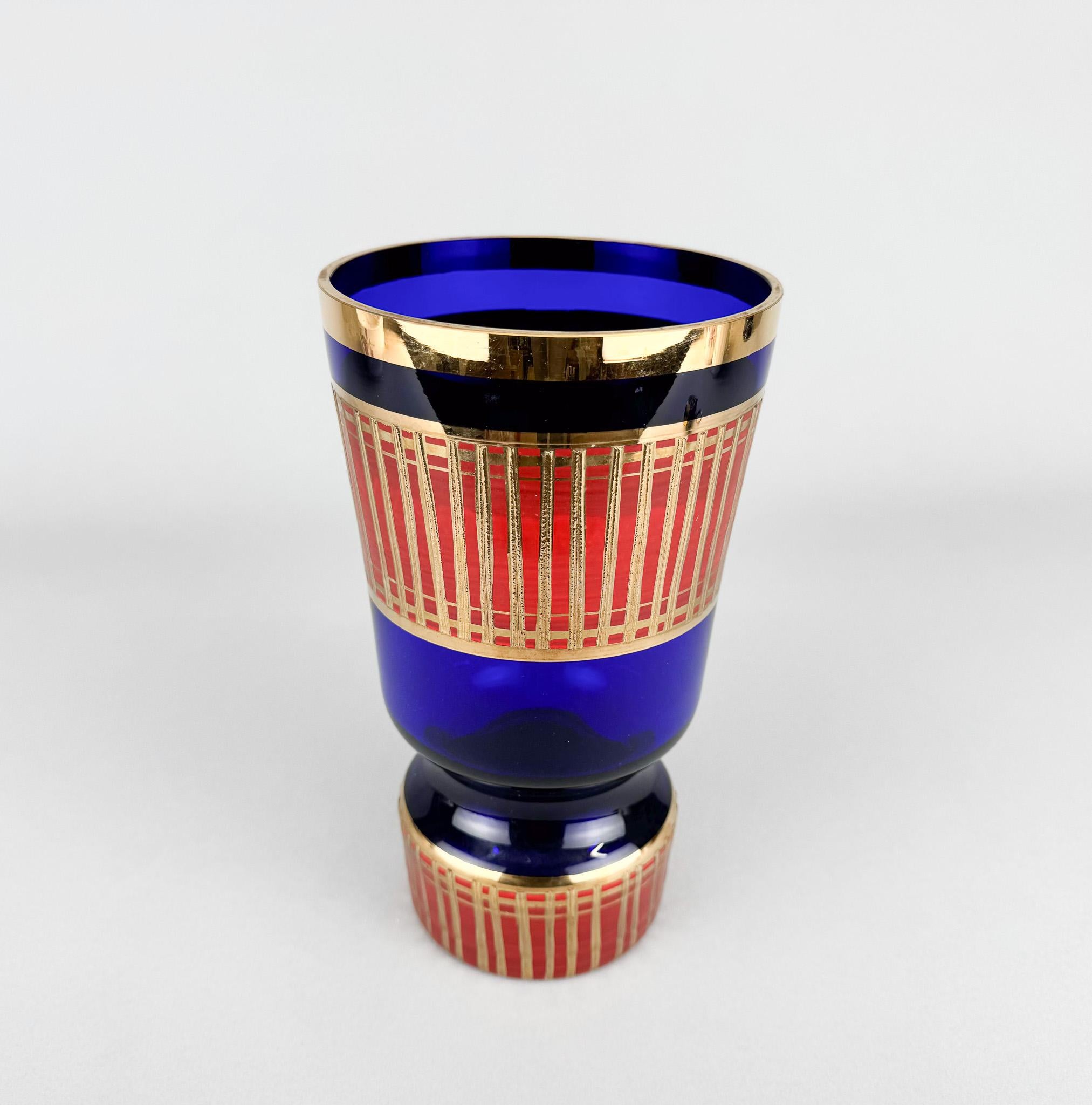Vaso in vetro vintage disegnato dal designer Jan Gabrhel e prodotto dalle vetrerie dell'ex Cecoslovacchia negli anni '60.  