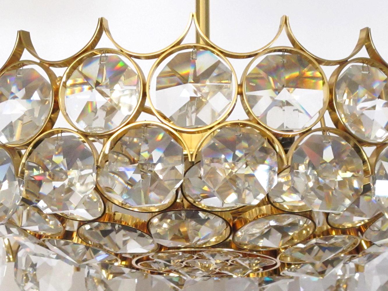 Machine-Made 1960's Gilt-Brass and Crystal Pendant Chandelier by Sciolari for Palwa For Sale