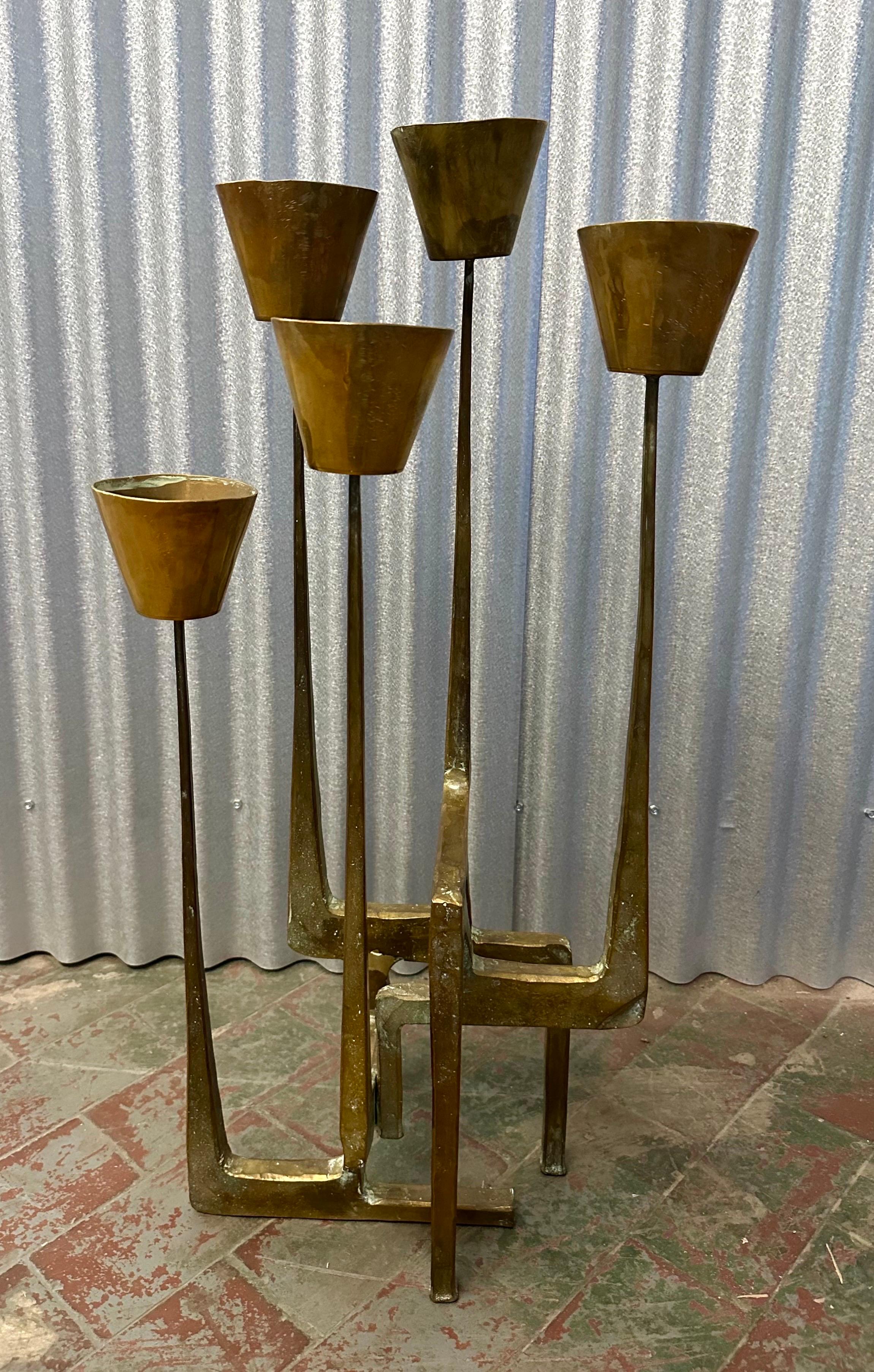 Étonnant grand candélabre sculptural à cinq bras de la boutique allemande Kunstschmiede Bergmeister, spécialisée dans la fabrication de produits en métal. 

Connu pour ses magnifiques portails, rampes d'escalier et grandes sculptures publiques en