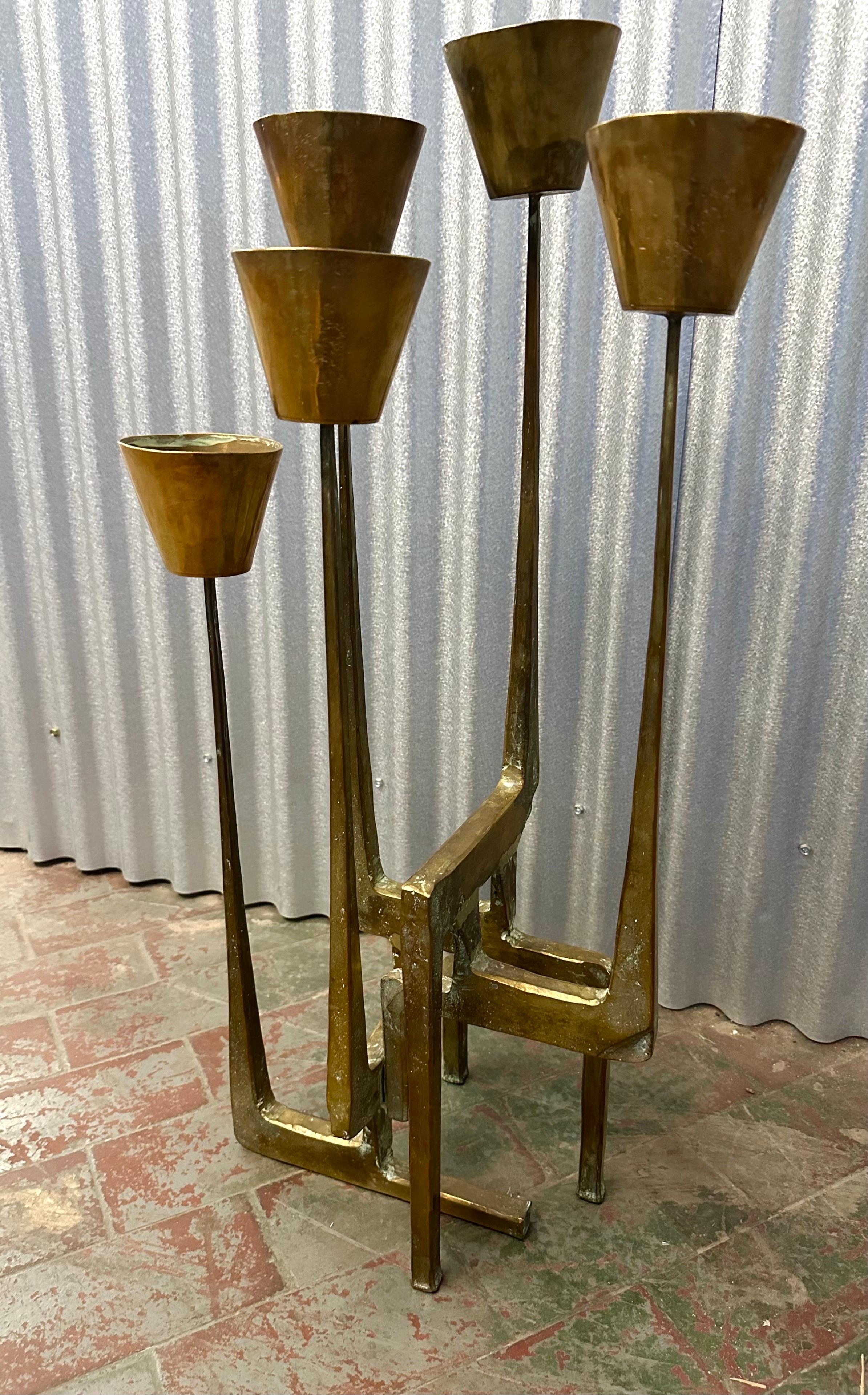 Brutalisme Grand candélabre brutaliste en bronze doré des années 1960 par Manfred Bergmeister en vente