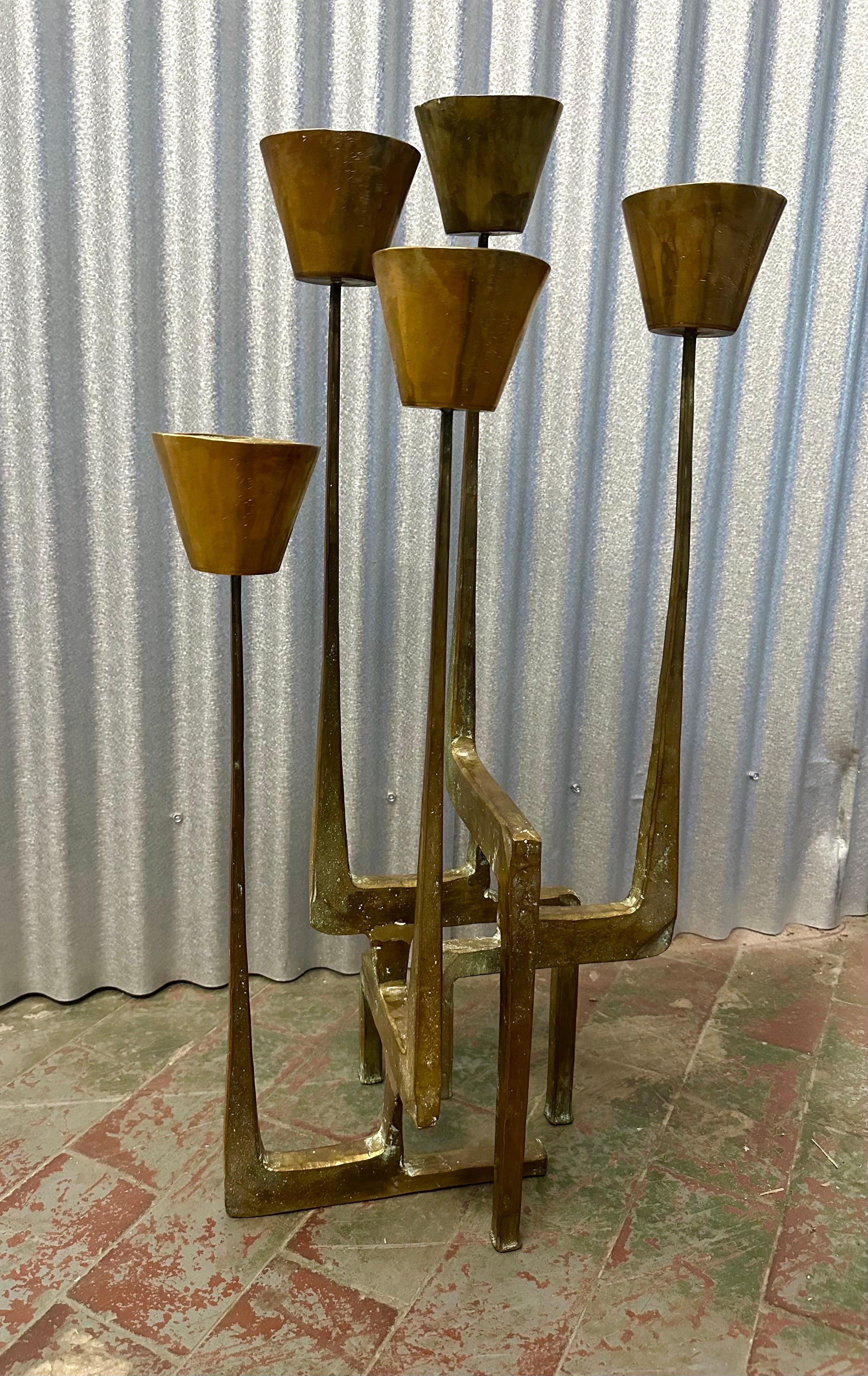 Moulage Grand candélabre brutaliste en bronze doré des années 1960 par Manfred Bergmeister en vente