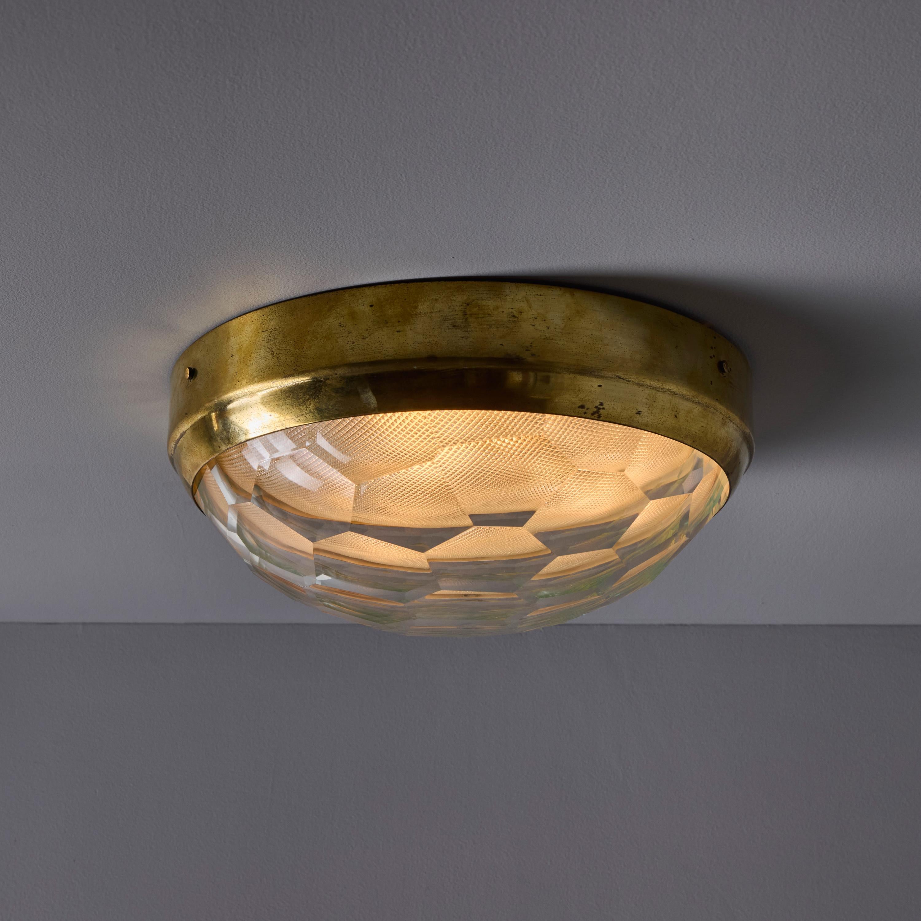 Aplique o plafón de latón y cristal multifacético Gino Paroldo de la década de 960 para Dino Dei. 

Ejecutada en latón con dos elementos de cristal, un cristal exterior multifacético y un cristal interior tintado y texturizado en verde. Un foco de