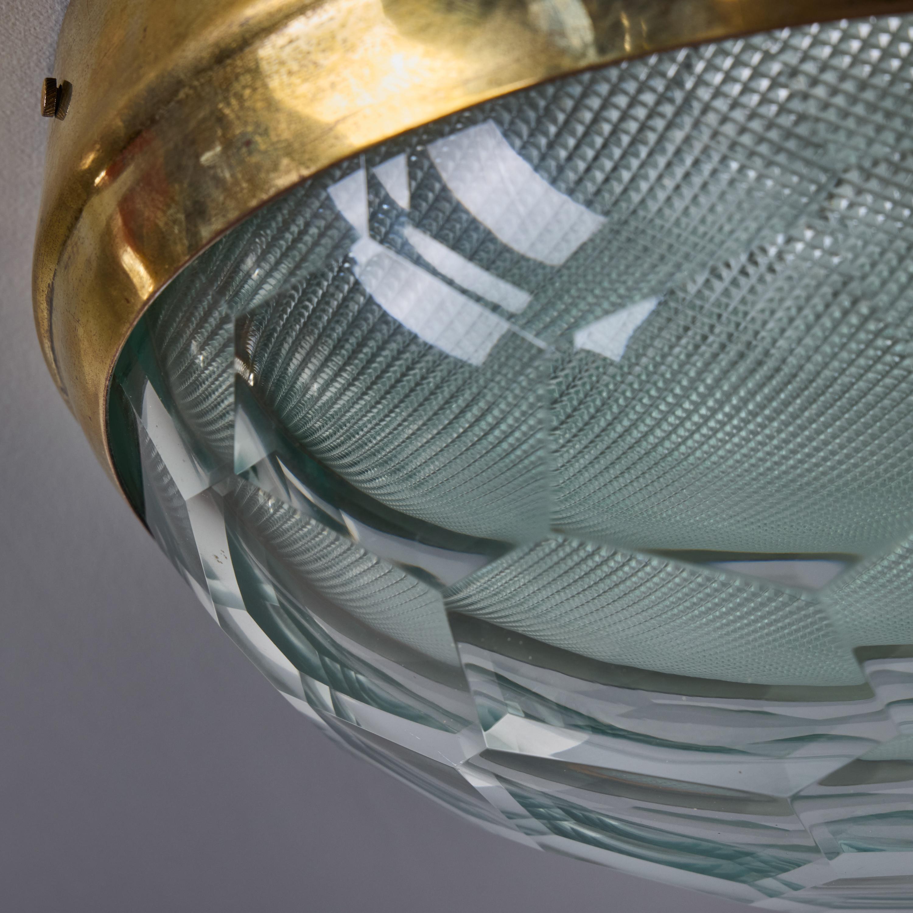 Lámpara de pared o techo de latón y cristal multifacético Gino Paroldo, años 60, para Dino Dei mediados del siglo XX en venta