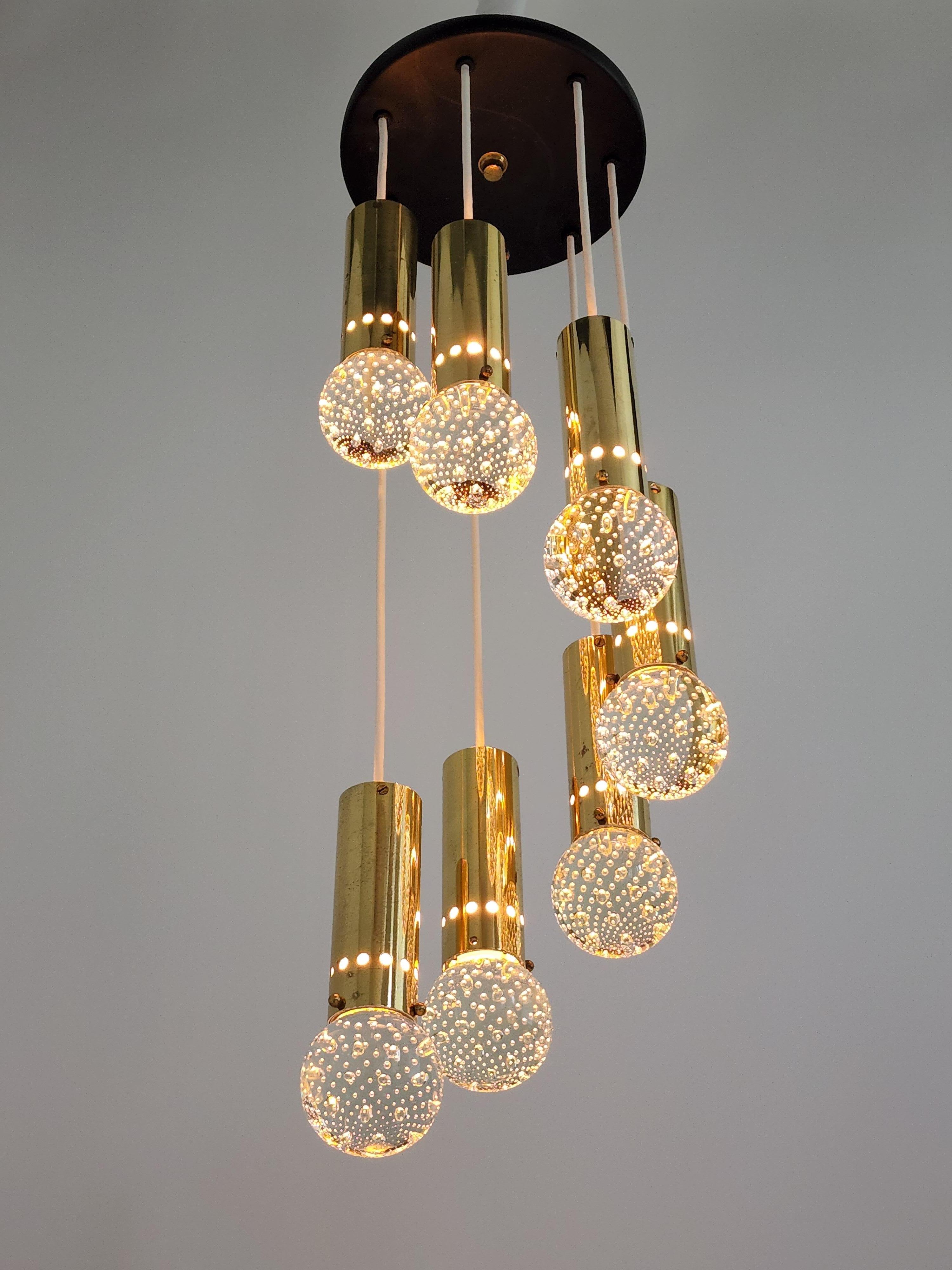Exceptionally rare 7 bubble glass pendant from Gino Sarfatti and Archimede Seguso for Arteluce.

Made in the 60s, these fixtures where quite ahead of their time. The the thick and heavy glass ball will stun you with intriguing spiraling bubble