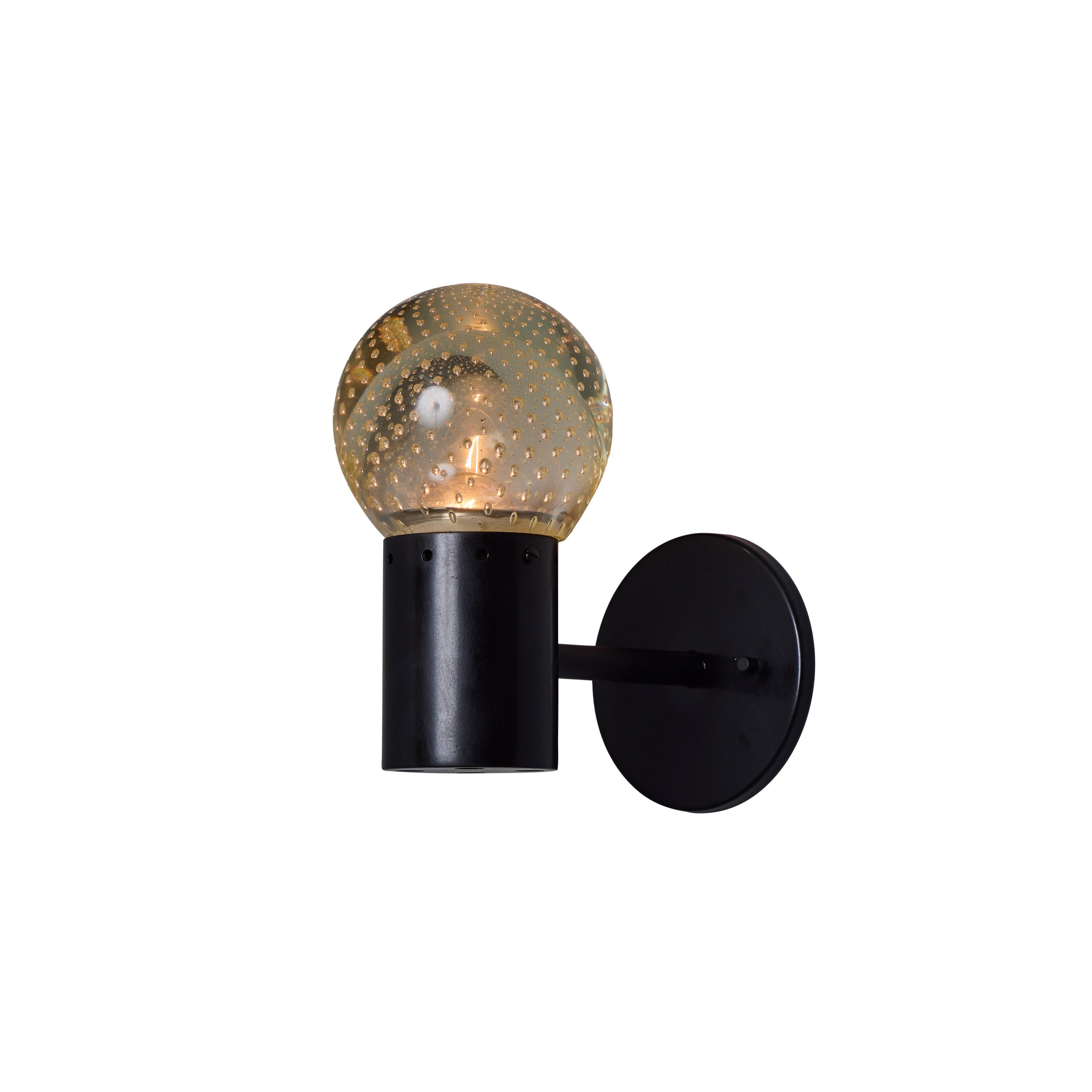 Lámpara de metal y cristal de Seguso de Gino Sarfatti para Arteluce, década de 1960.

Realizada en vidrio Seguso soplado a mano y metal pintado. La sencillez del diseño de Sarfatti y la forma escultural de los materiales constituyen un ejemplo