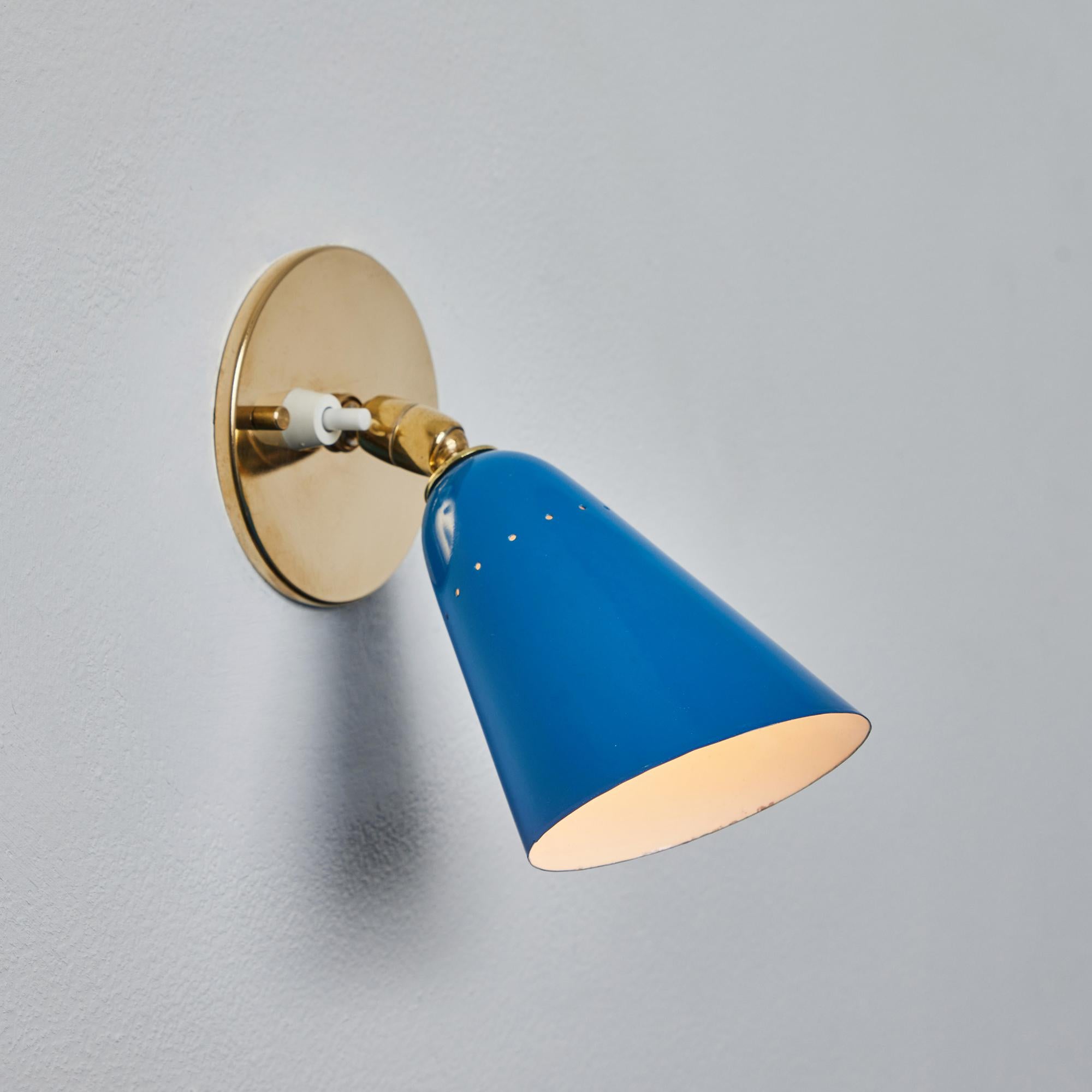 1960s Gino Sarfatti Model #26b Blue and Brass Wall Lamp for Arteluce For Sale 3