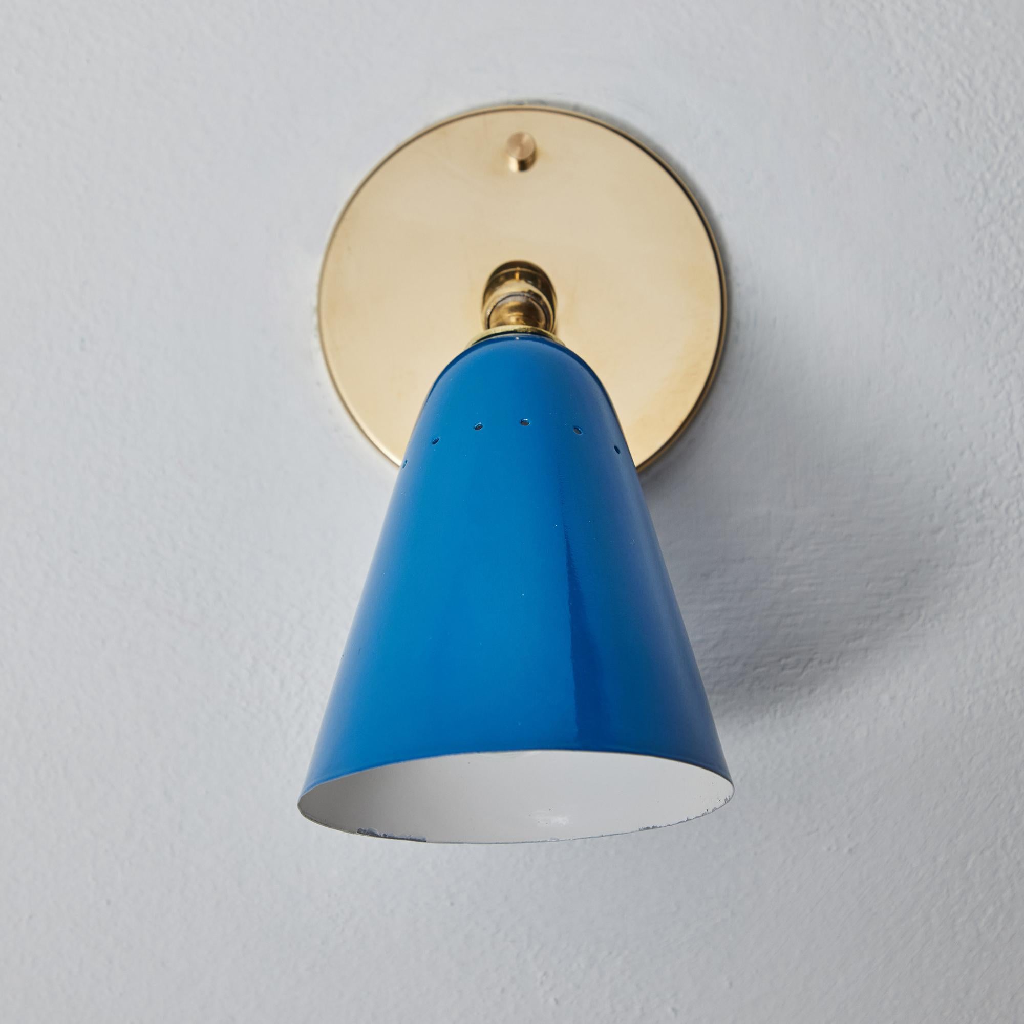 Mid-Century Modern 1960s Gino Sarfatti Model #26b Blue and Brass Wall Lamp for Arteluce For Sale