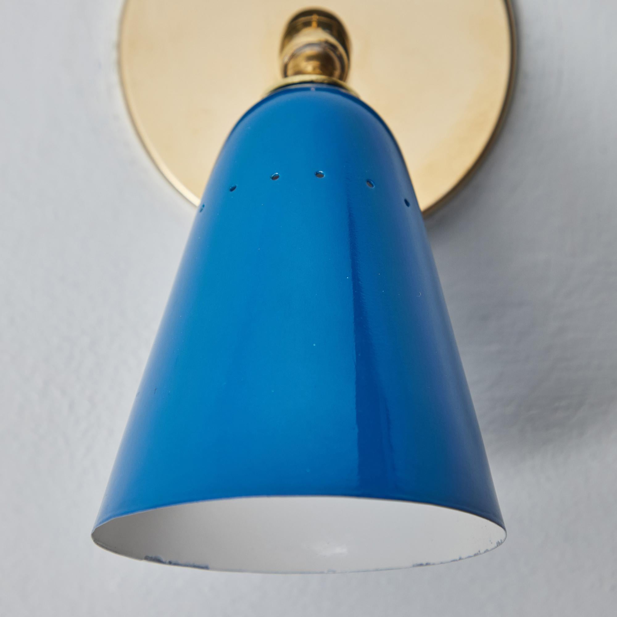 1960s Gino Sarfatti Model #26b Blue and Brass Wall Lamp for Arteluce In Good Condition For Sale In Glendale, CA