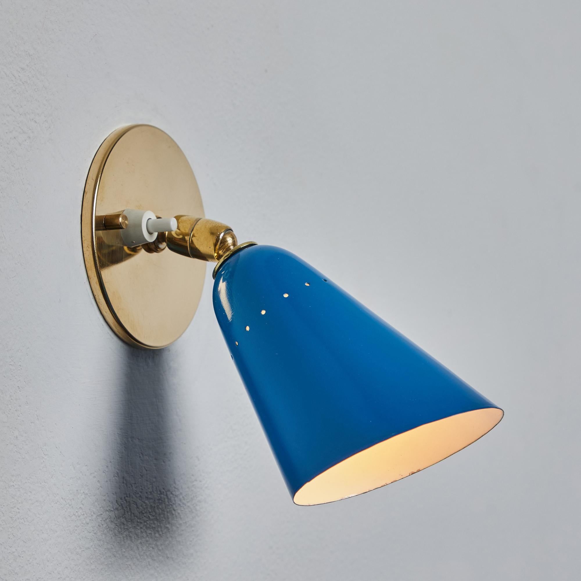 Mid-20th Century 1960s Gino Sarfatti Model #26b Blue and Brass Wall Lamp for Arteluce For Sale