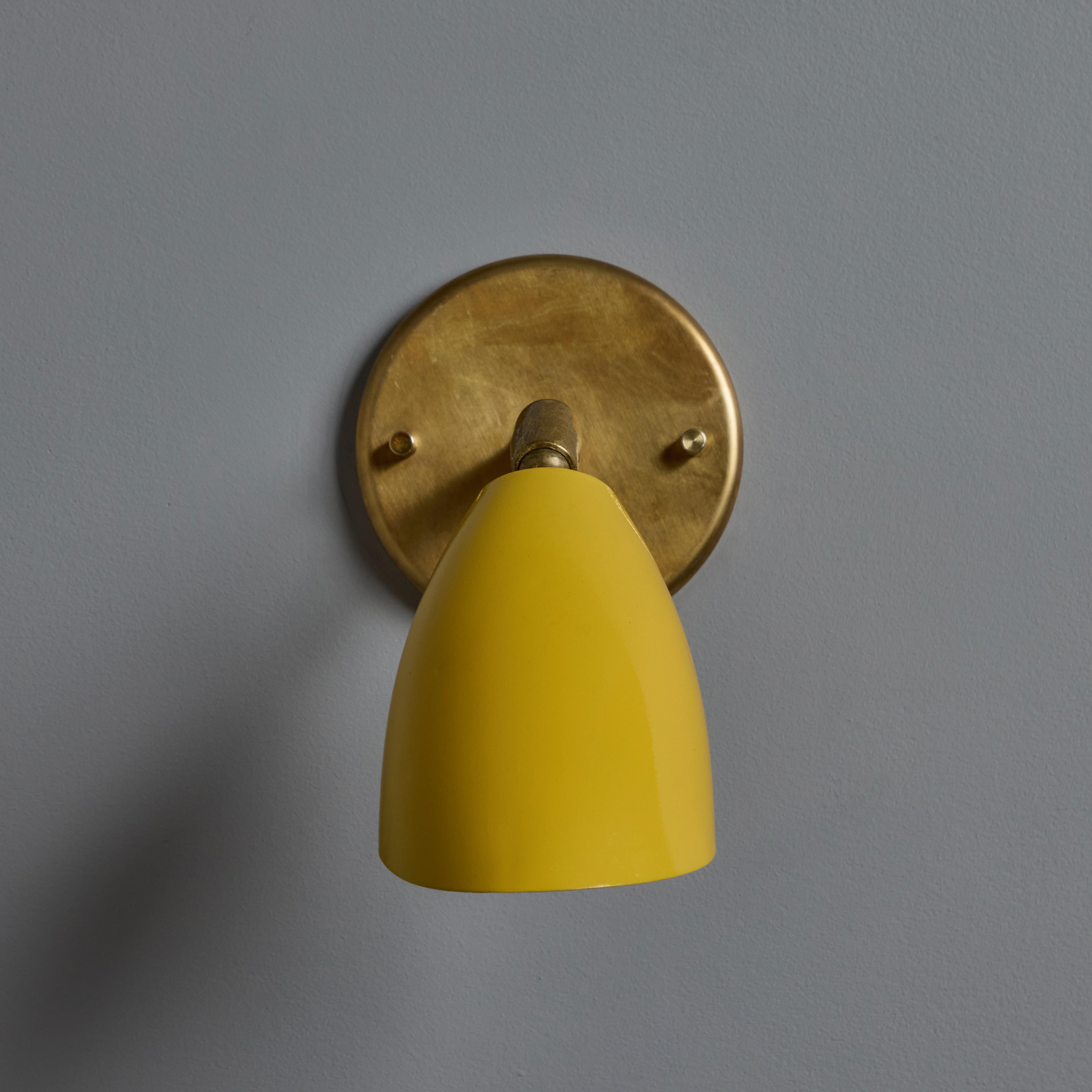 Lámpara de pared amarilla y latón Gino Sarfatti Model No. 26b for Arteluce.

Ejecutado en aluminio amarillo con una placa posterior de latón. El brazo articulado de doble rótula permite ajustes flexibles de la sombra y múltiples configuraciones. La