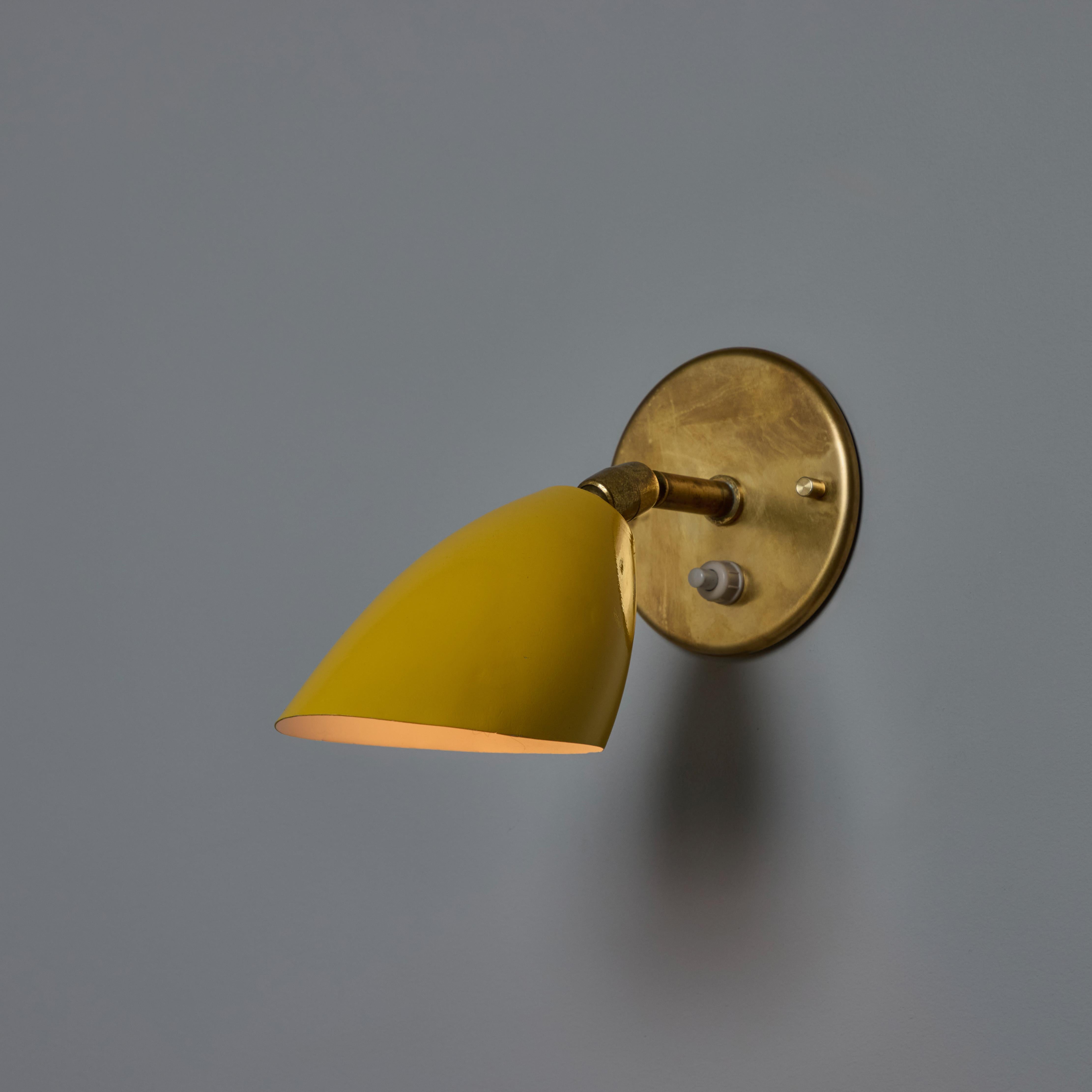 Lámpara de pared amarilla y de latón de los años 60 Gino Sarfatti Model No. 26b for Arteluce Italiano en venta