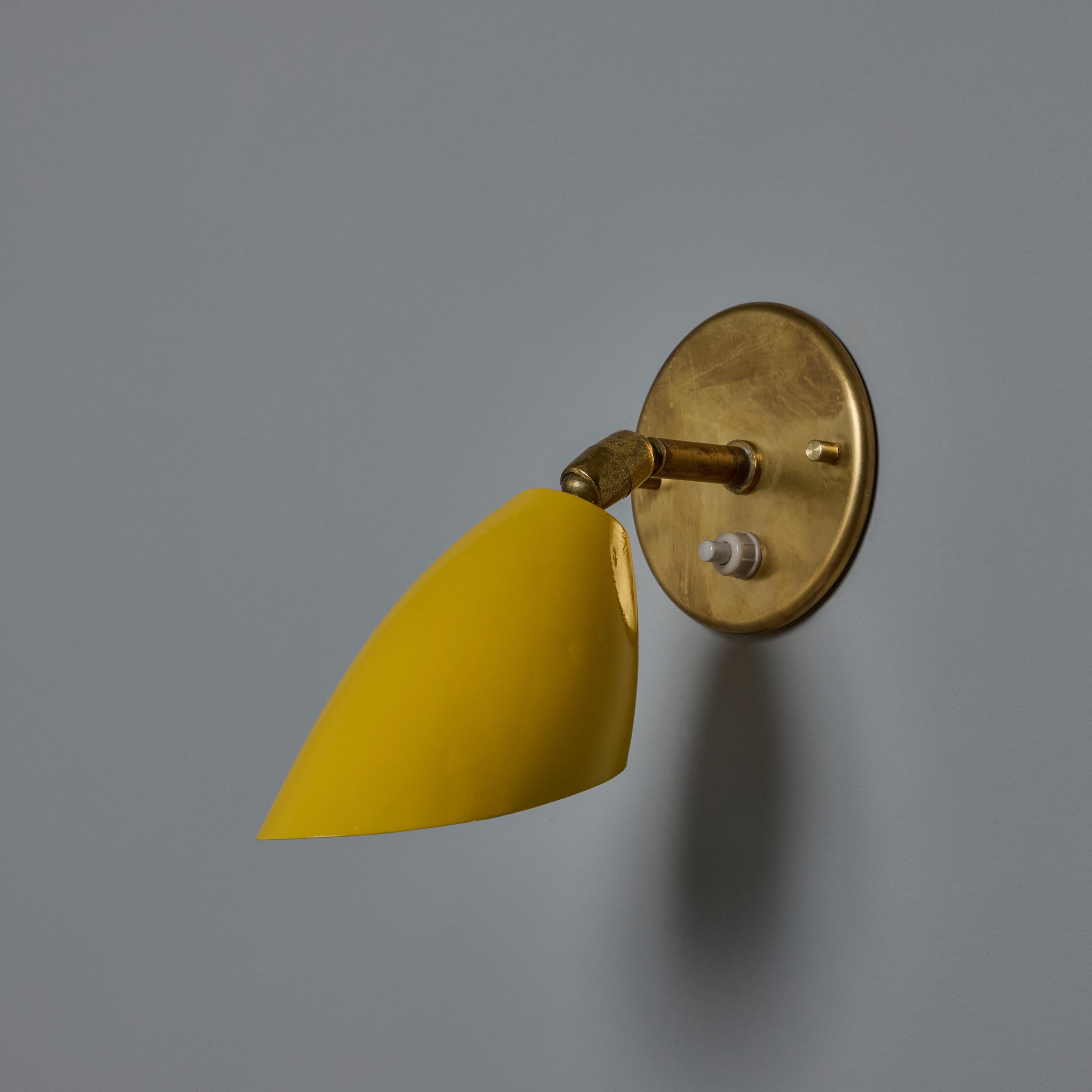Lámpara de pared amarilla y de latón de los años 60 Gino Sarfatti Model No. 26b for Arteluce Pintado en venta