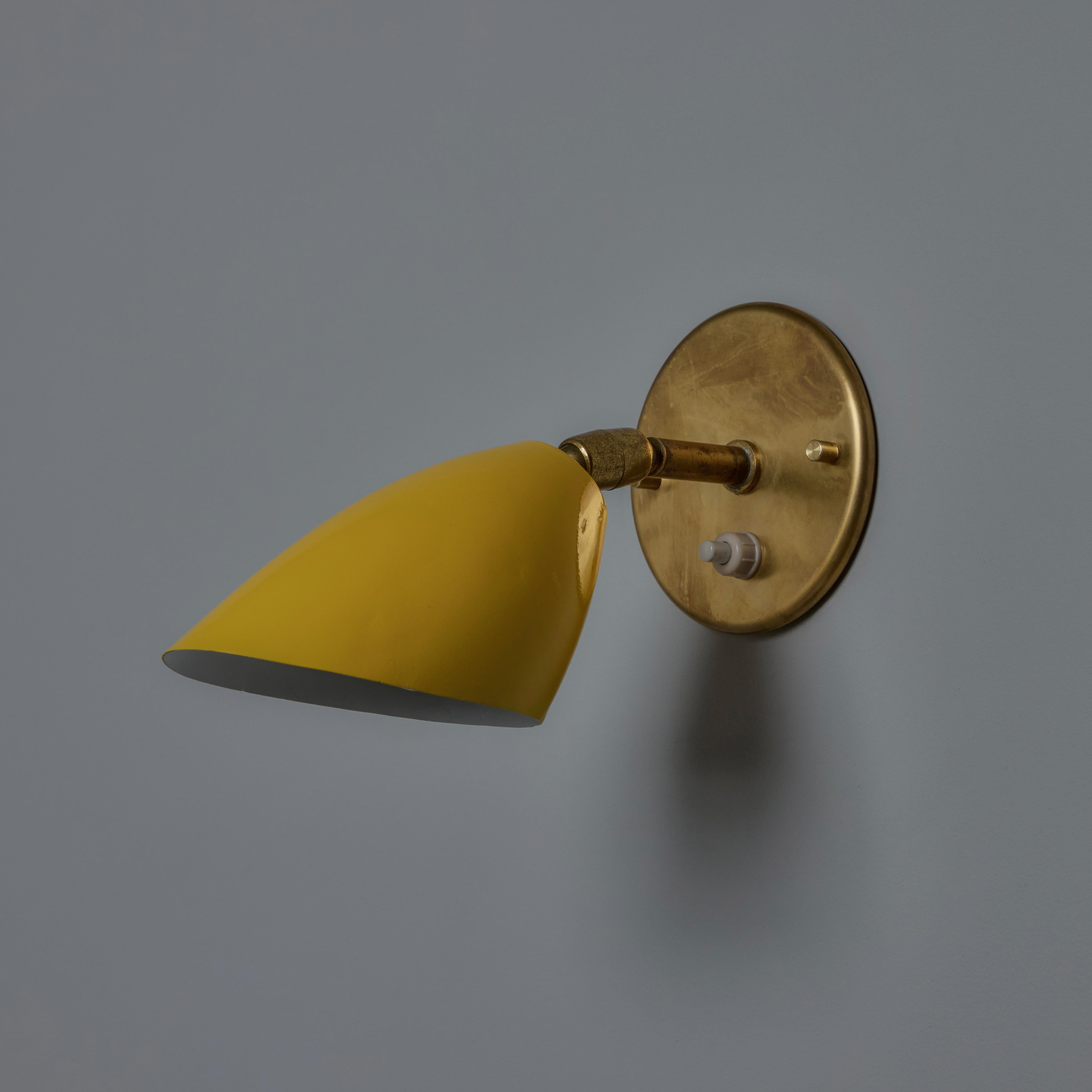 Lámpara de pared amarilla y de latón de los años 60 Gino Sarfatti Model No. 26b for Arteluce en Bueno estado para la venta en Glendale, CA
