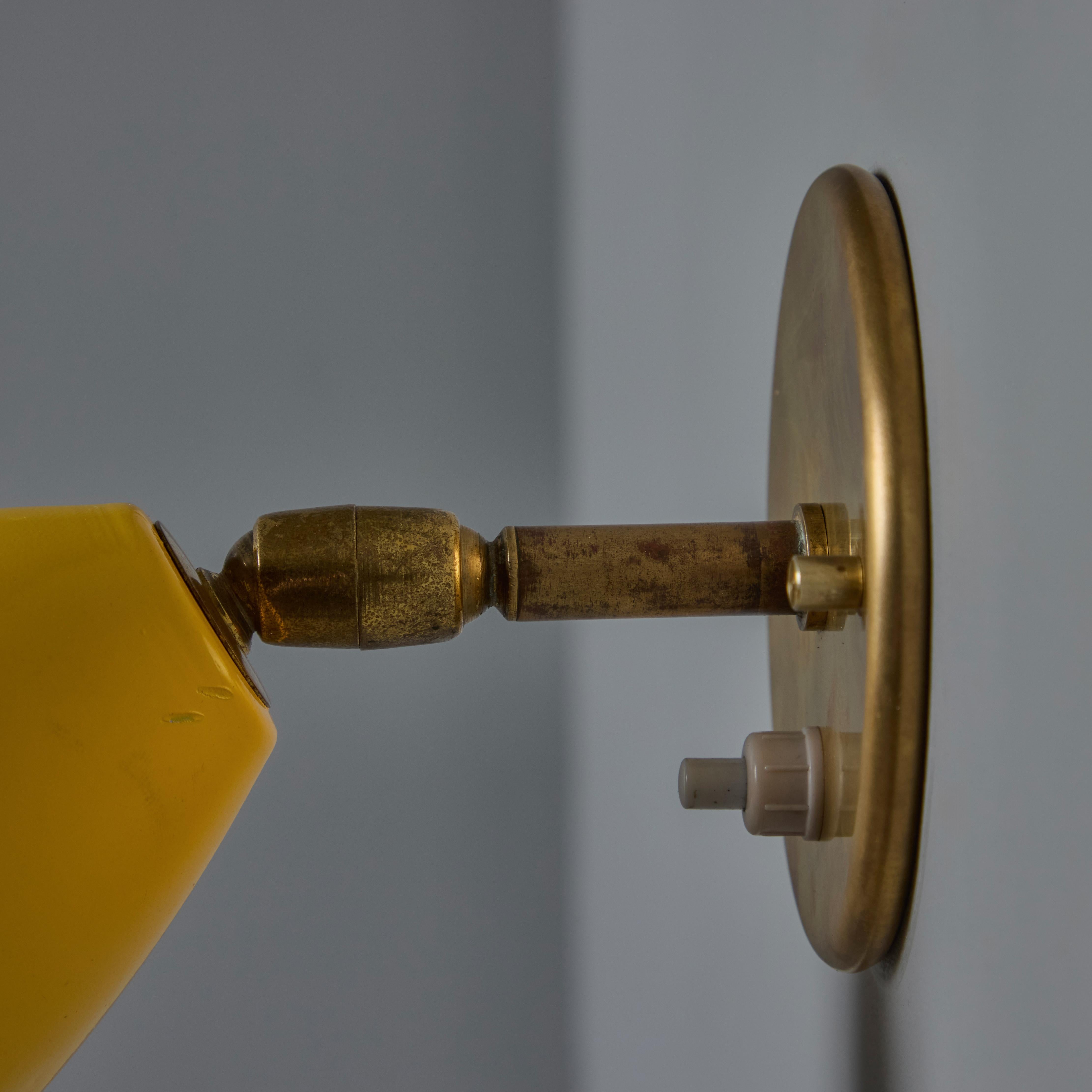 Lámpara de pared amarilla y de latón de los años 60 Gino Sarfatti Model No. 26b for Arteluce en venta 1