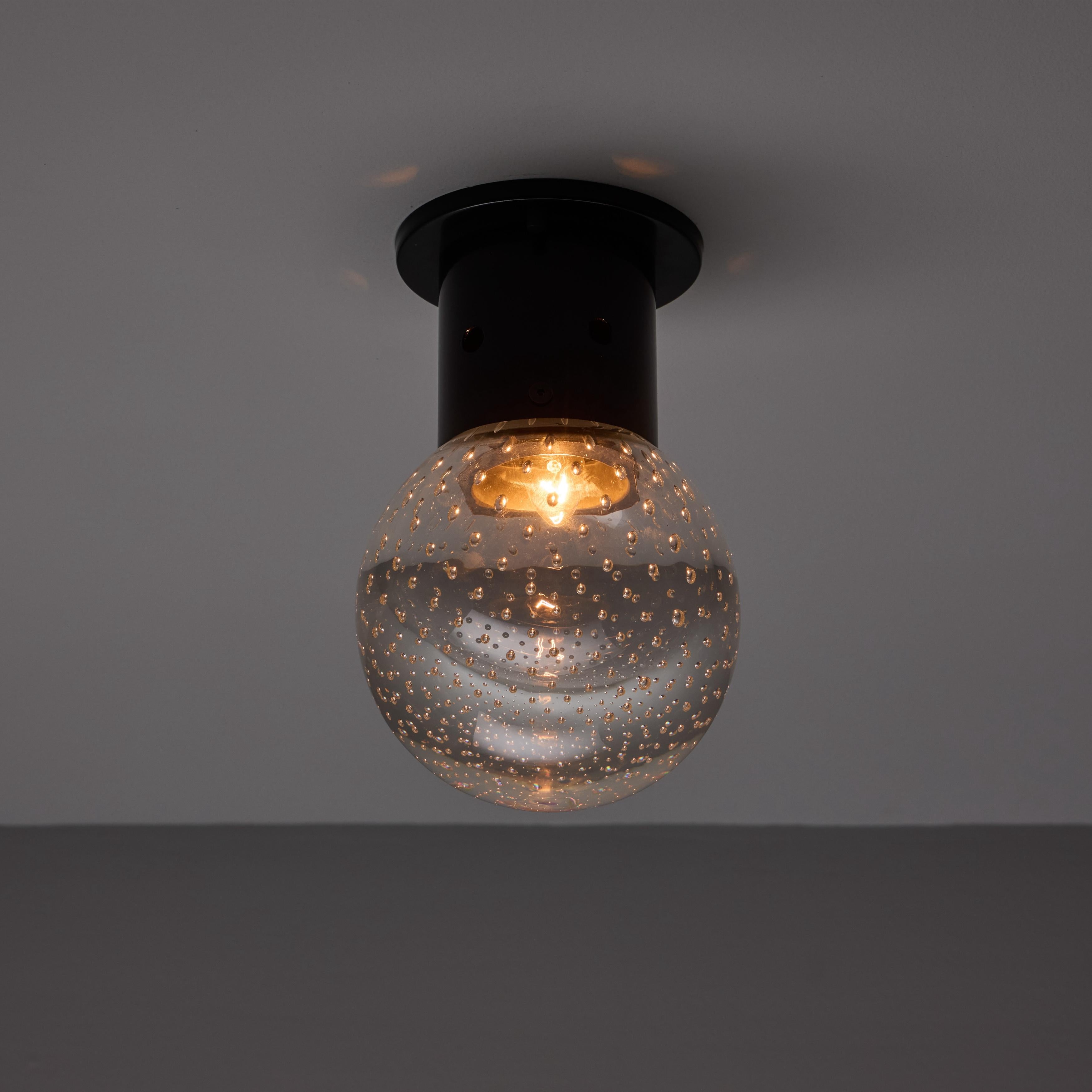1960er Jahre Gino Sarfatti Seguso Bubble Glass Wand- oder Deckenleuchten für Arteluce

Besteht aus mundgeblasenem Seguso-Glas und lackiertem Metall. Die Schlichtheit von Sarfattis Entwurf und die skulpturale Formgebung der Materialien sind ein