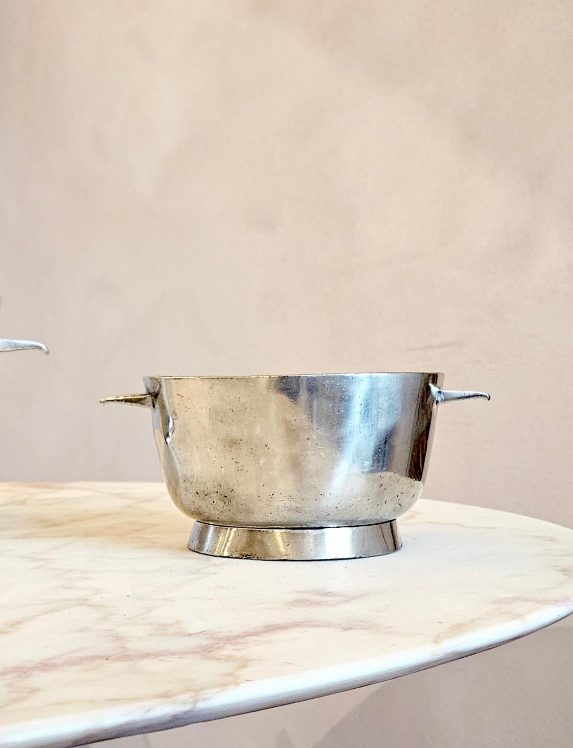 Un bol en argent conçu par Gio Ponti dans les années 1960 pour Arthur Krupp Milano. Estampillée Krupp Milano sur la base, cette pièce au design emblématique est en très bon état et présente une belle patine. Il est extrêmement grand et porte