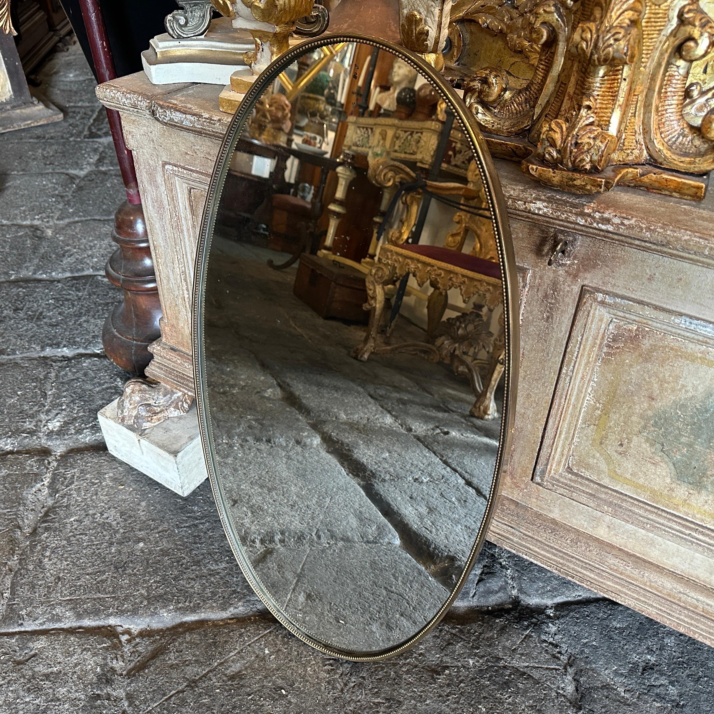 Ein stilvoller Mid-Century Modern Wandspiegel aus Messing, entworfen und hergestellt in Italien in den sechziger Jahren in der Art von Gio Ponti, der diese Art von Spiegeln in den meisten prestigeträchtigen Häusern von Mailand in dieser Zeit