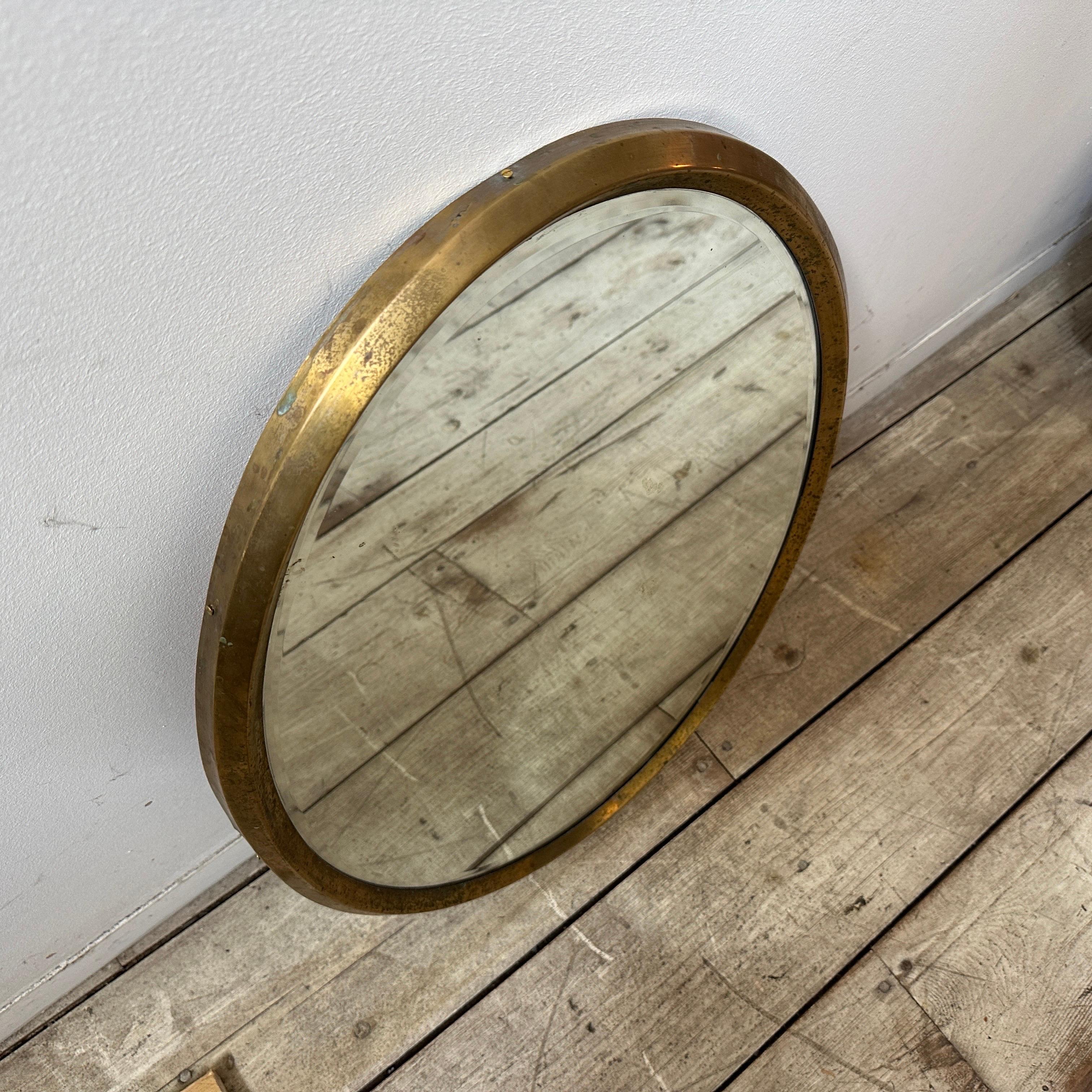 1960s Gio Ponti Style Mid-Century Modern Brass Italian Oval Wall Mirror In Good Condition For Sale In Aci Castello, IT