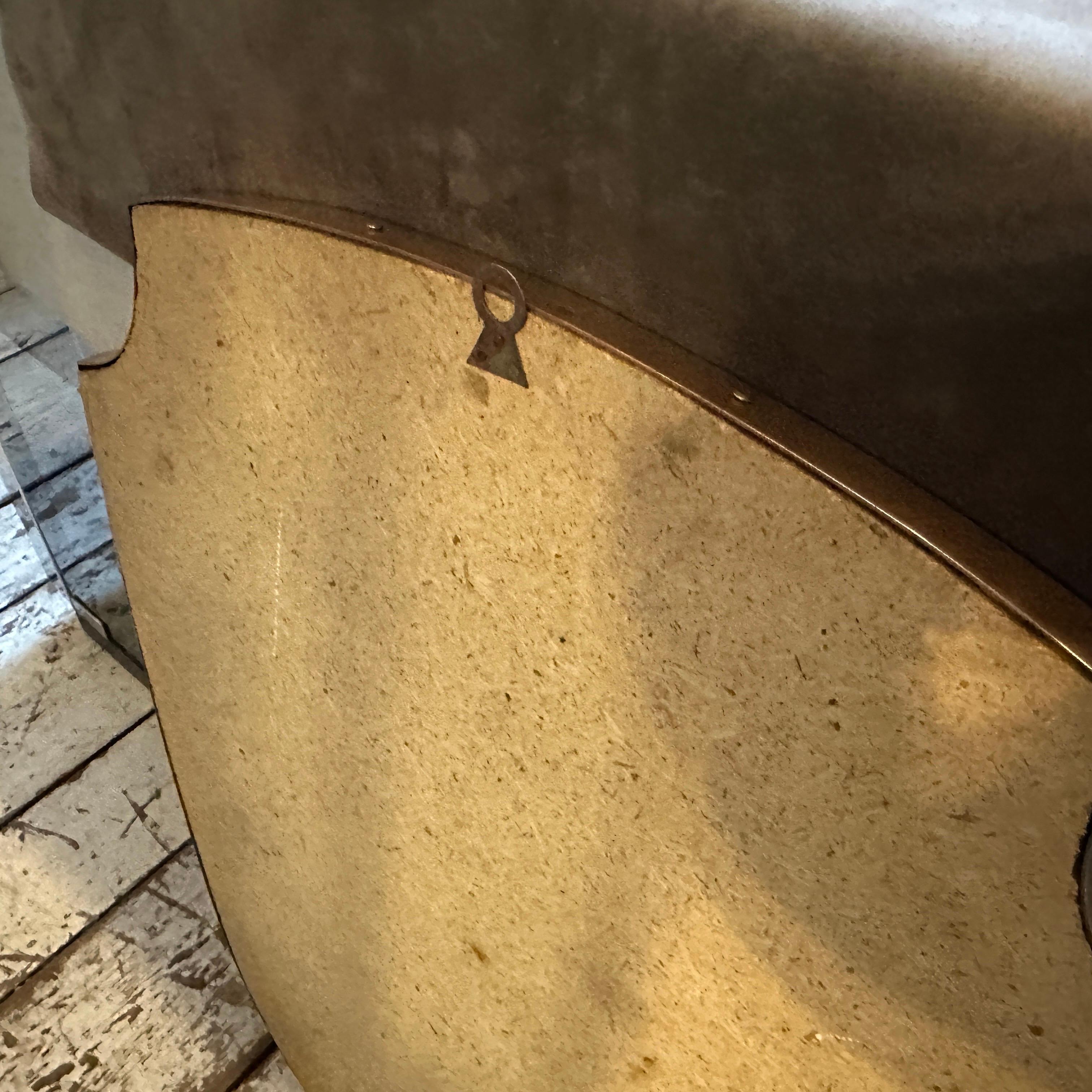 Ein schildförmiger Wandspiegel aus Messing, entworfen und hergestellt in Italien in den sechziger Jahren im Stil von Giò Ponti, in gutem Zustand, Messing mit originaler Patina. Dieser Wandspiegel mit Schild ist ein wunderschönes Stück Vintage-Dekor,