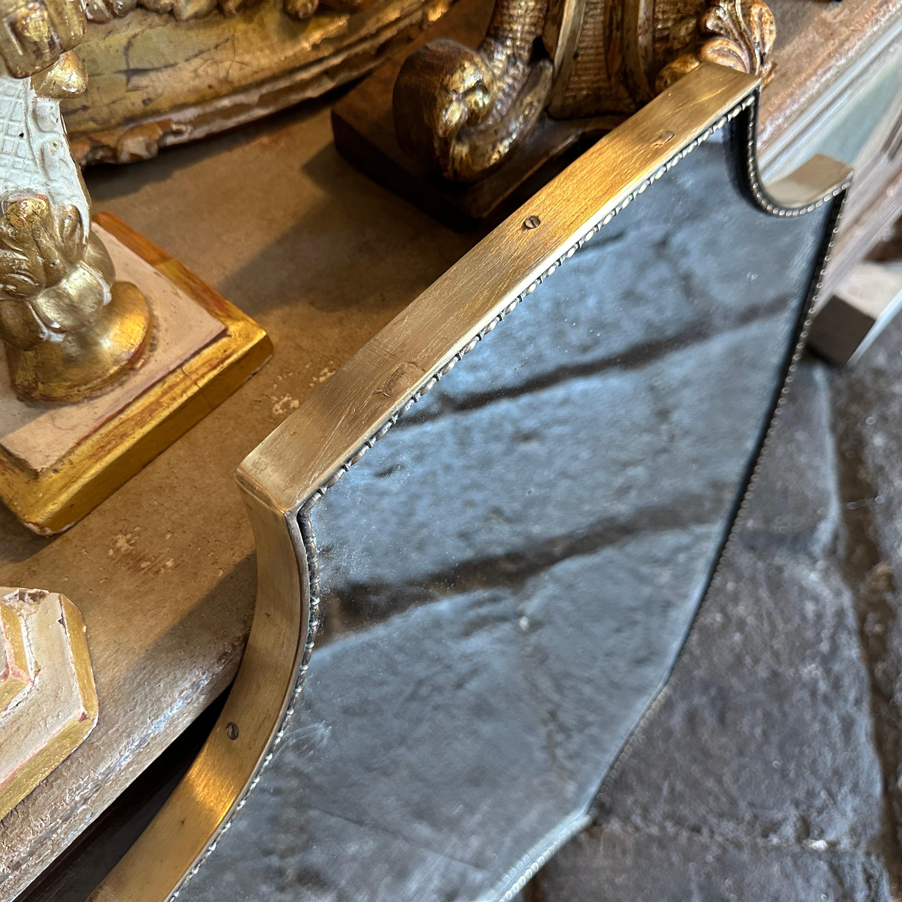 1960s Gio Ponti Style Mid-Century Modern Brass Italian Shield Wall Mirror In Good Condition For Sale In Aci Castello, IT