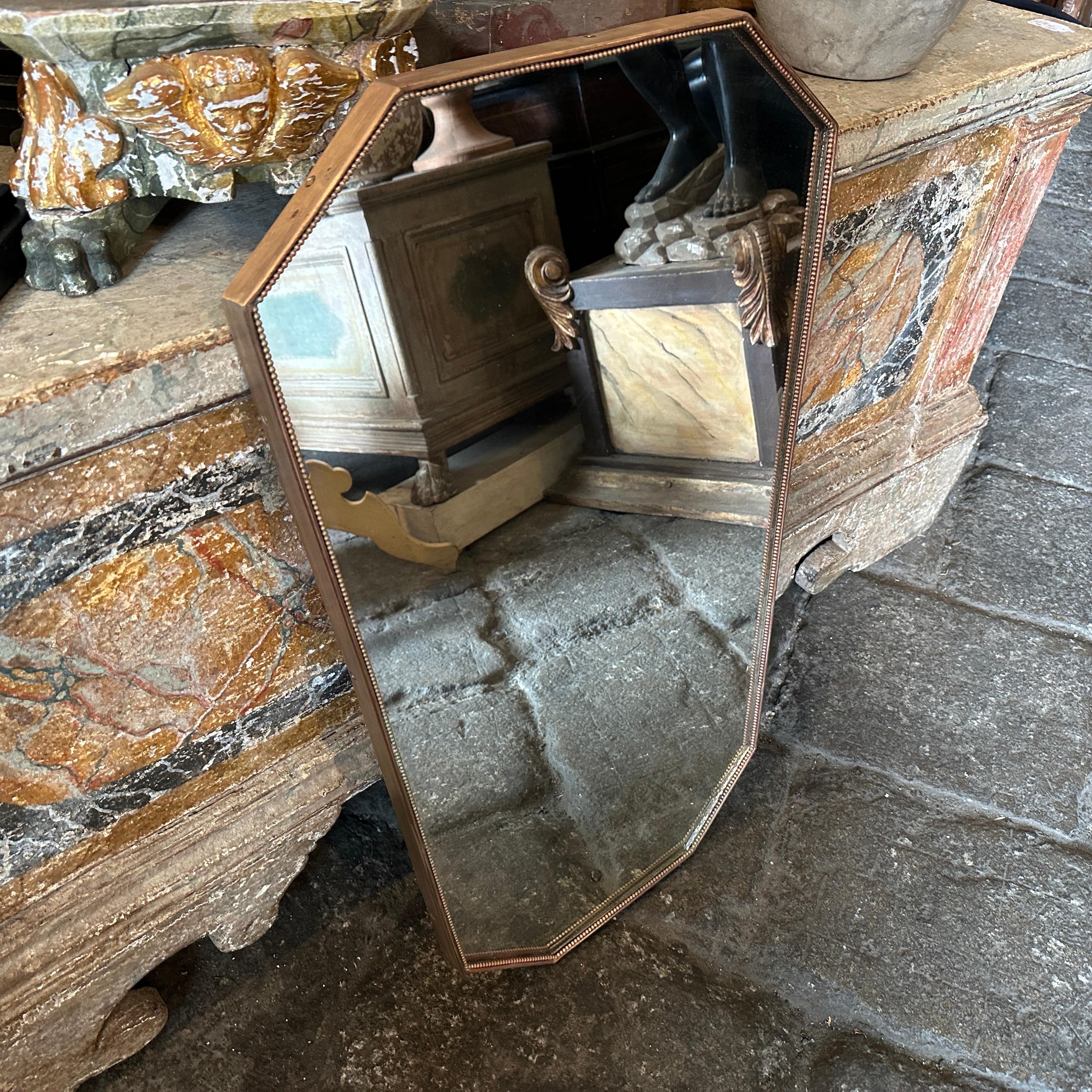 Miroir mural en laiton de forme octogonale conçu et fabriqué en Italie dans les années 60 dans le style de Giò Ponti, il est en bon état, laiton en patine d'origine avec de petits signes d'utilisation et d'âge, cependant, le laiton est un matériau