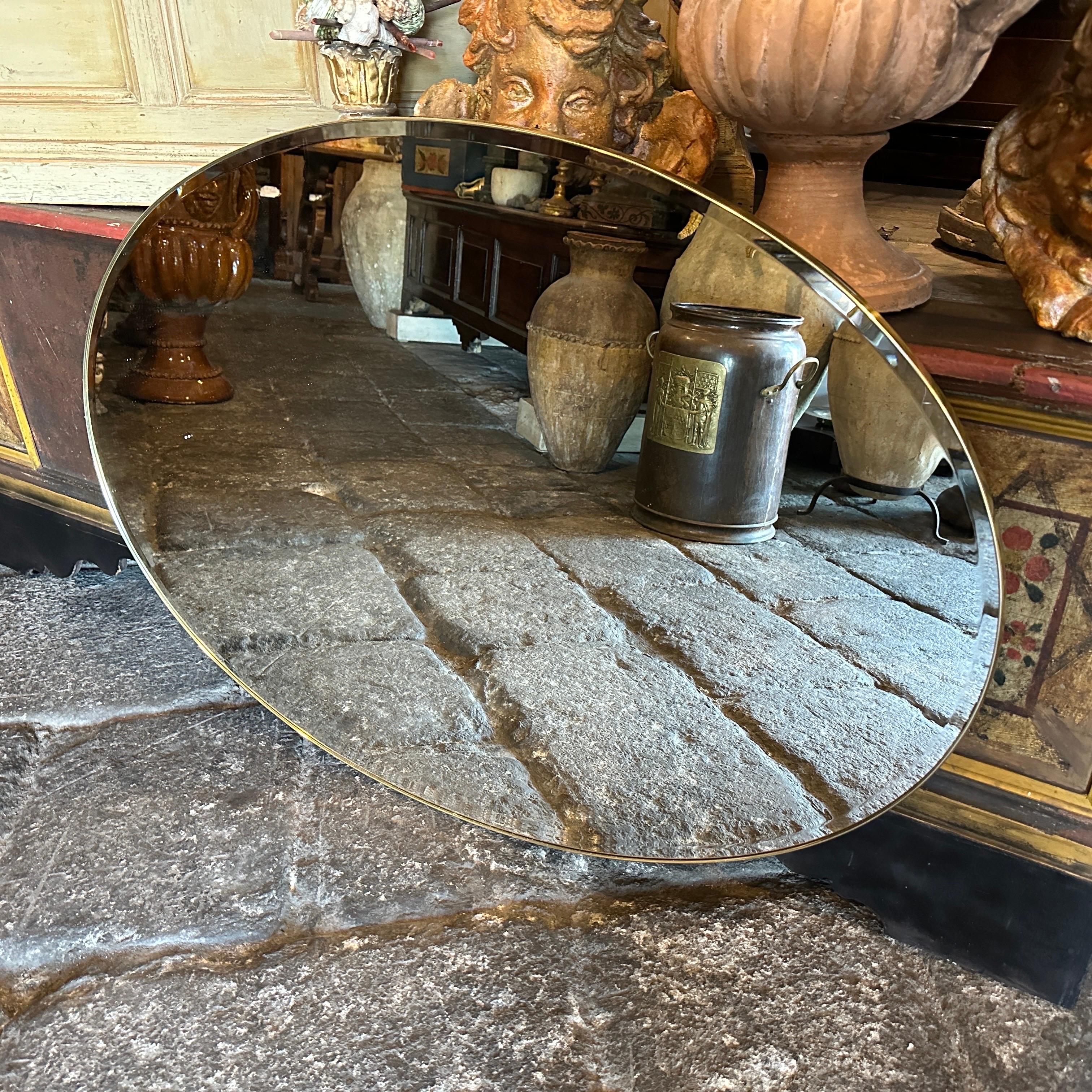 Laiton Miroir mural italien ovale en laiton, style Gio Ponti, mi-siècle moderne, années 1960 en vente