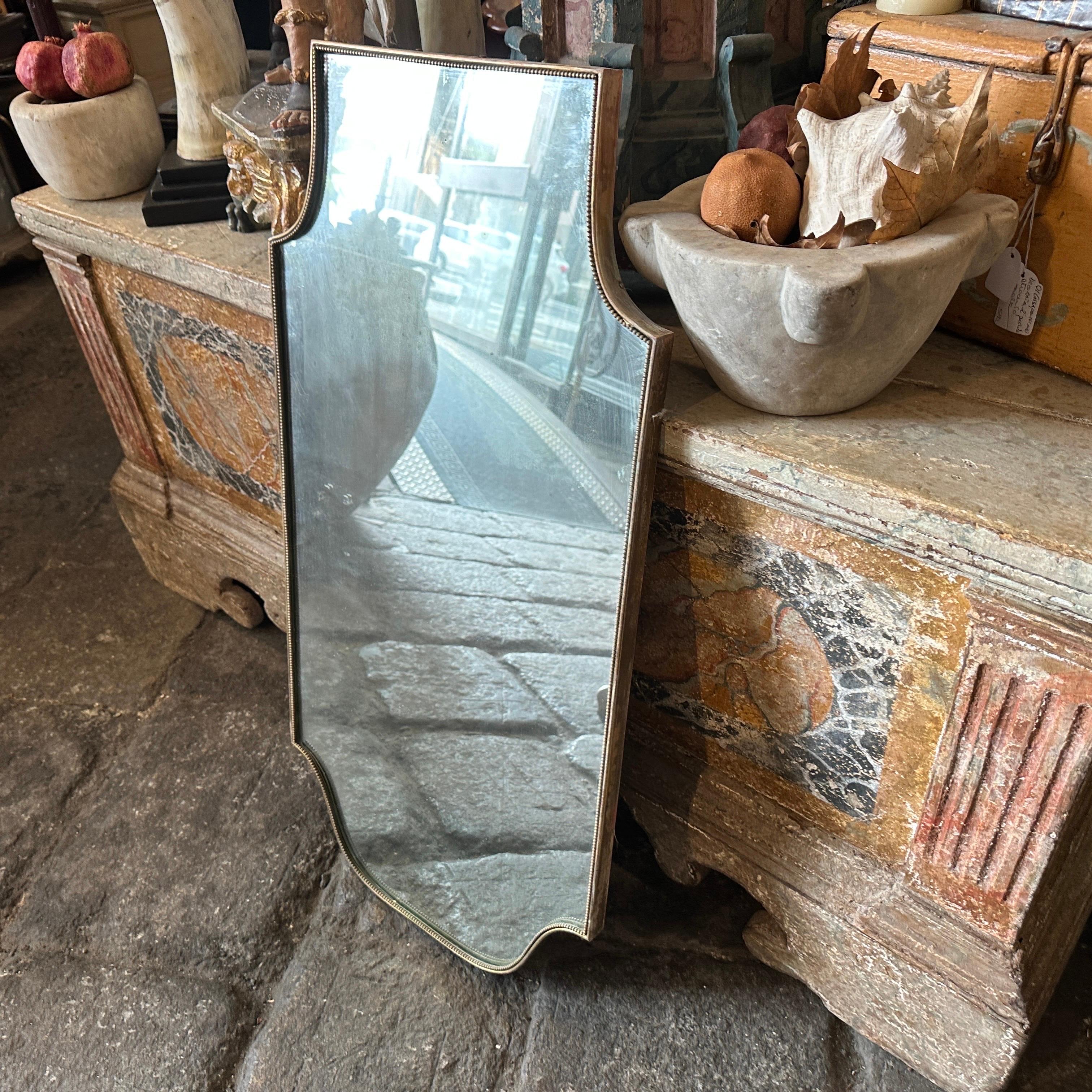Fatto a mano Specchio da parete italiano a scudo in ottone in stile Mid-Century Modern del 1960 di Gio Ponti in vendita
