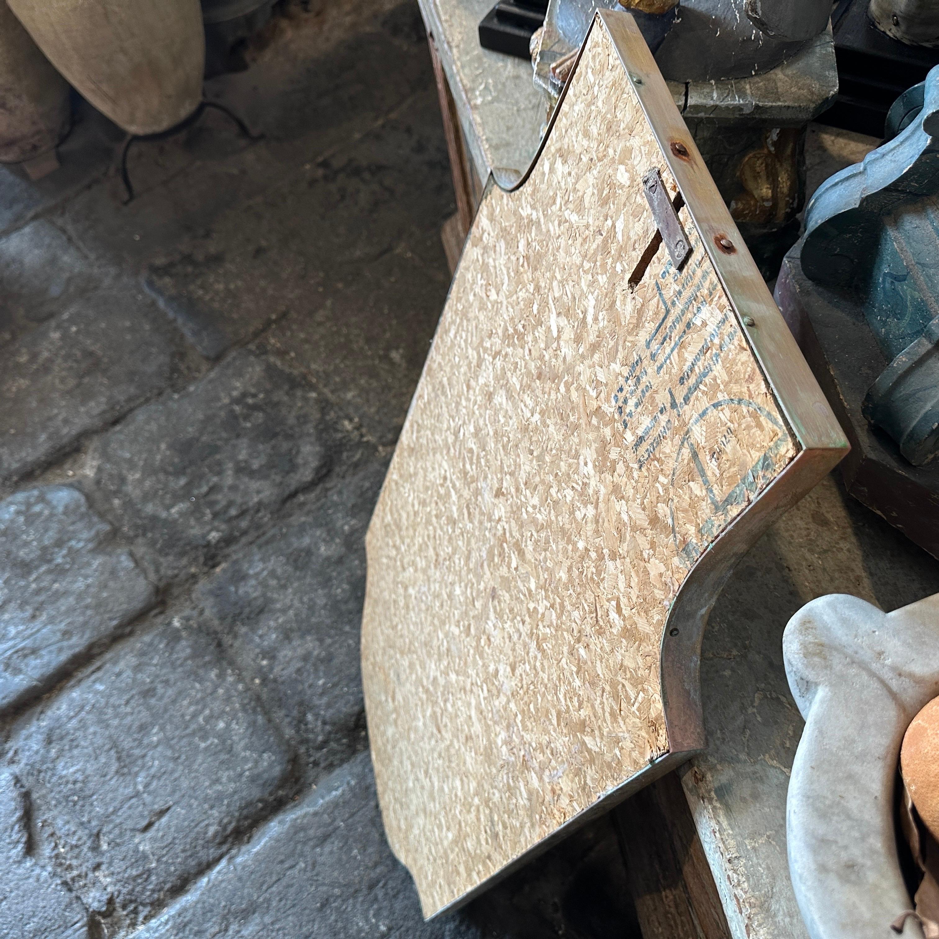 Specchio da parete italiano a scudo in ottone in stile Mid-Century Modern del 1960 di Gio Ponti In condizioni buone in vendita a Aci Castello, IT