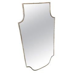 Espejo de pared italiano con escudo de latón, estilo Gio Ponti de mediados de siglo de 1960