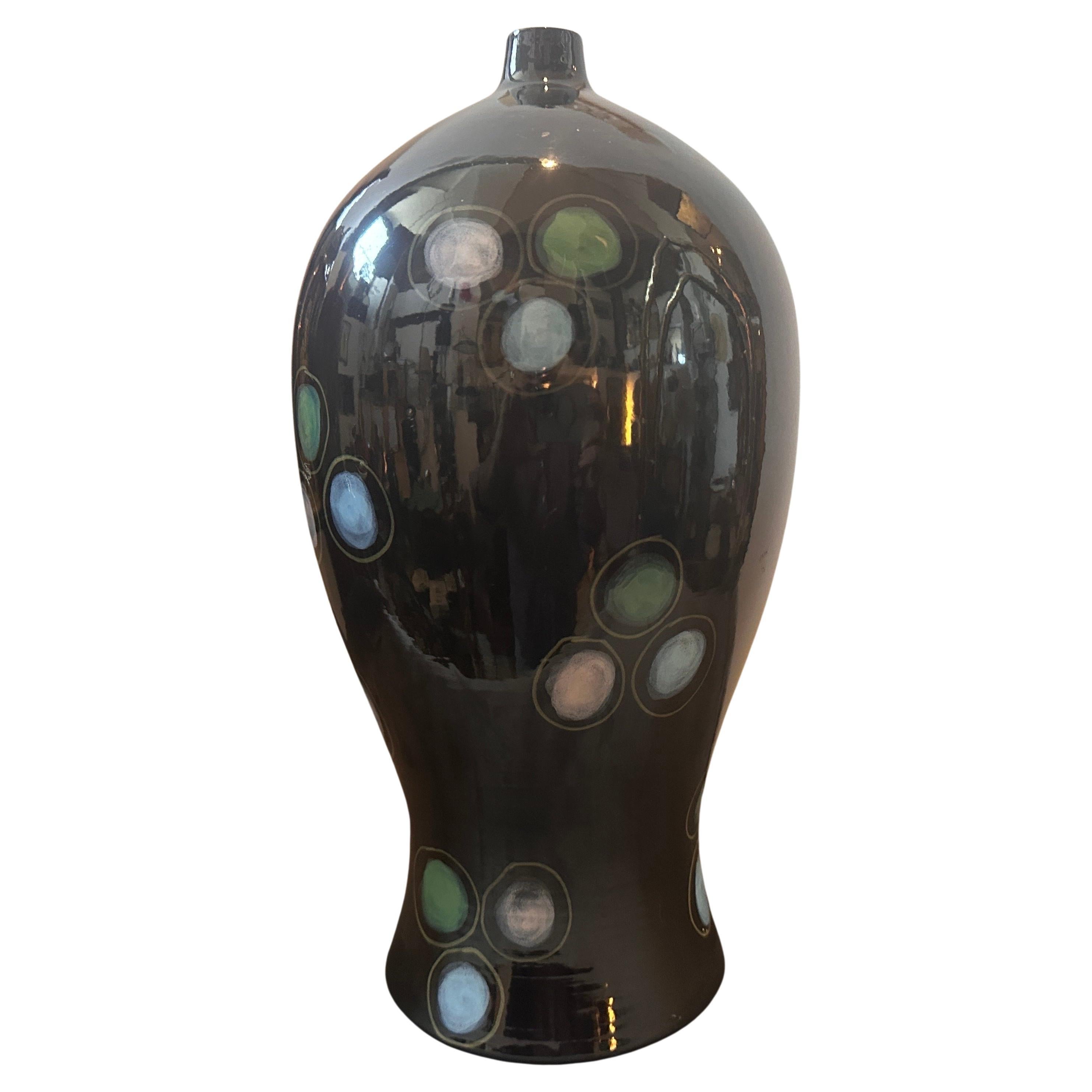 Il s'agit d'un vase à fleurs unique en céramique de style Mid-Century Modern des années 1960, conçu à la manière de Gio Ponti. Le vase présente une silhouette allongée et curviligne avec un col étroit et une base subtilement évasée, ce qui lui