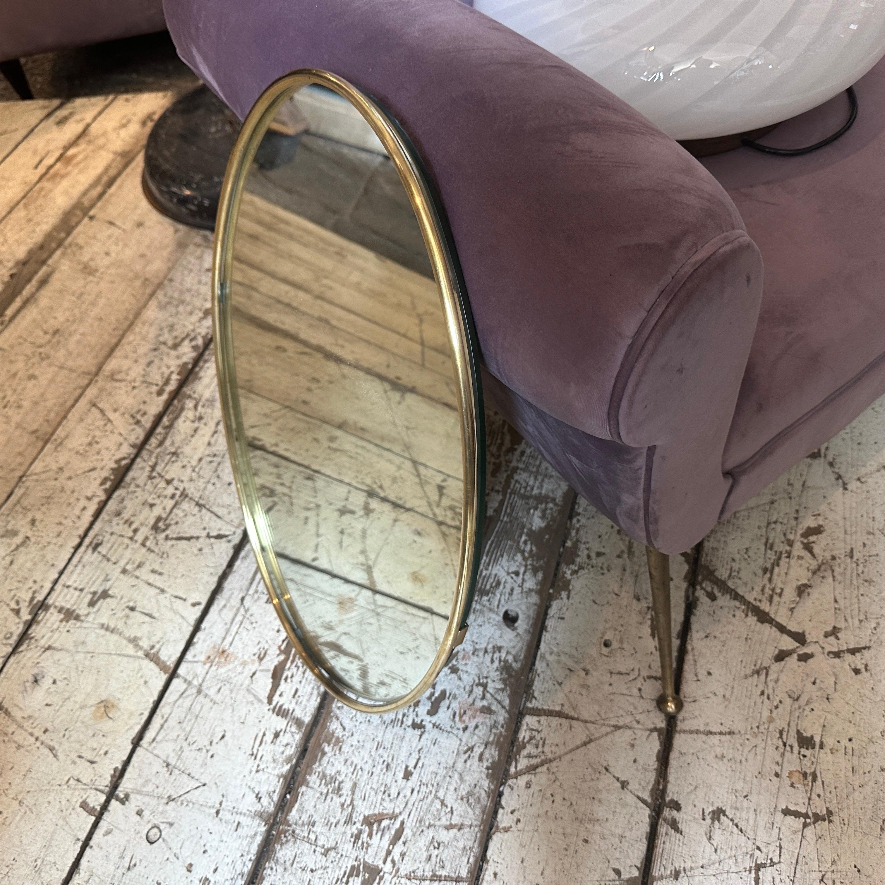 1960s Gio Ponti Style Mid-Century Modern Solid Brass Oval Wall Mirror In Good Condition For Sale In Aci Castello, IT
