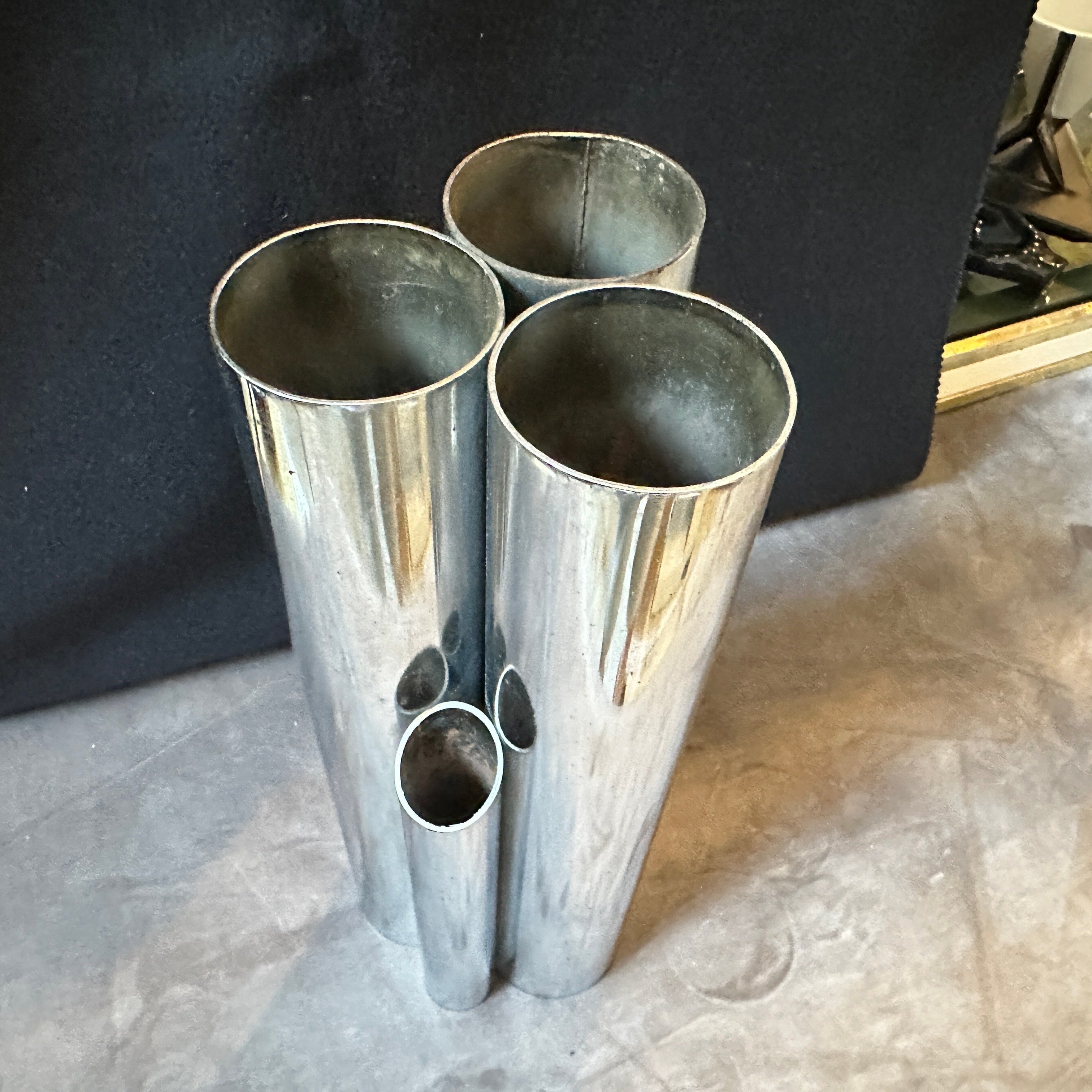 This chromed metal vase exemplifies the balance between form and function, with its sleek modernist design and versatile use, aligning well with Gio Ponti’s iconic design philosophy.
The combination of chrome material and cylindrical shapes embodies