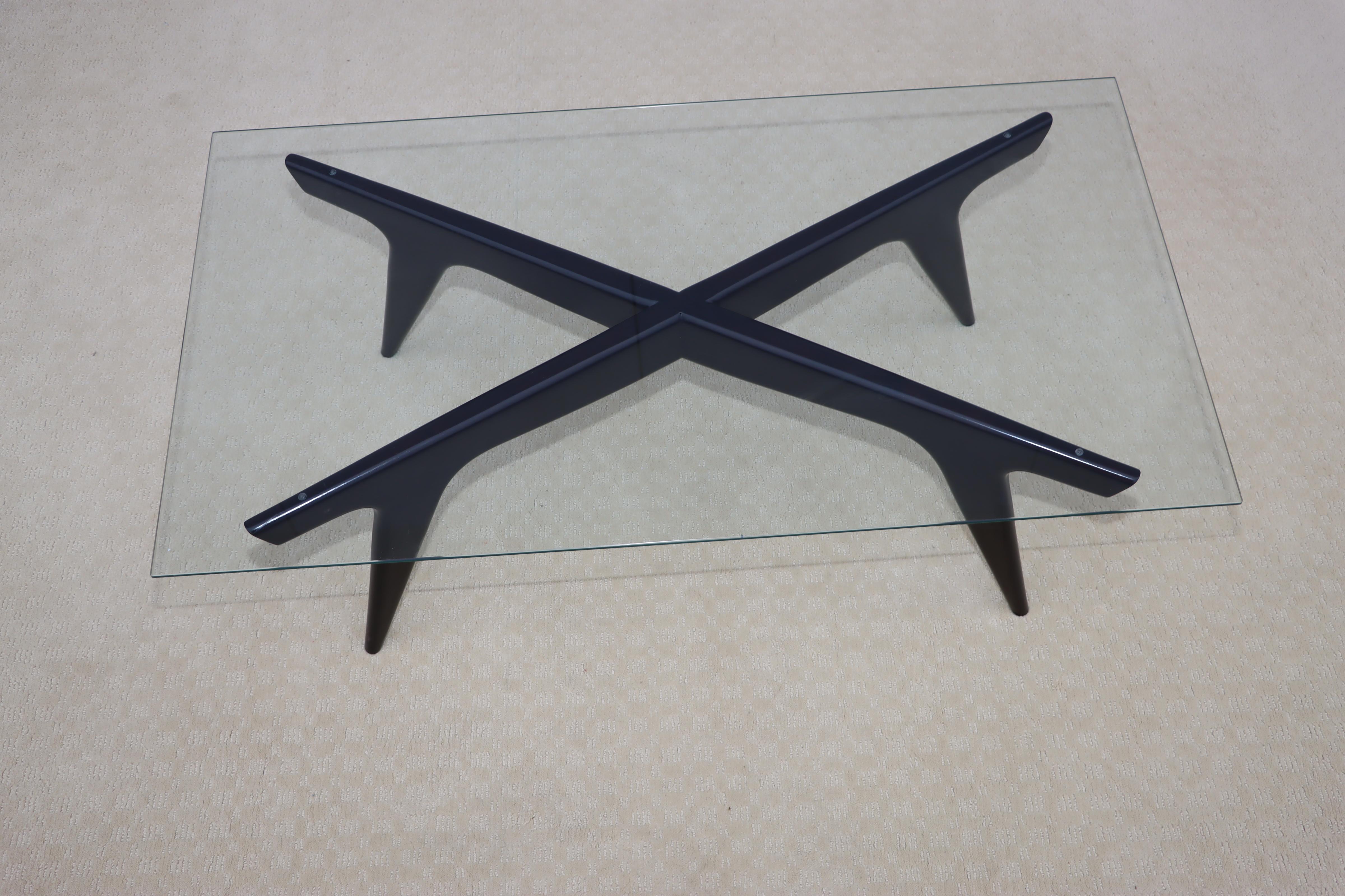1960's Gio Ponti Style Modernist Ebonized Mahogany Italian Coffee Table In Good Condition For Sale In New York, NY