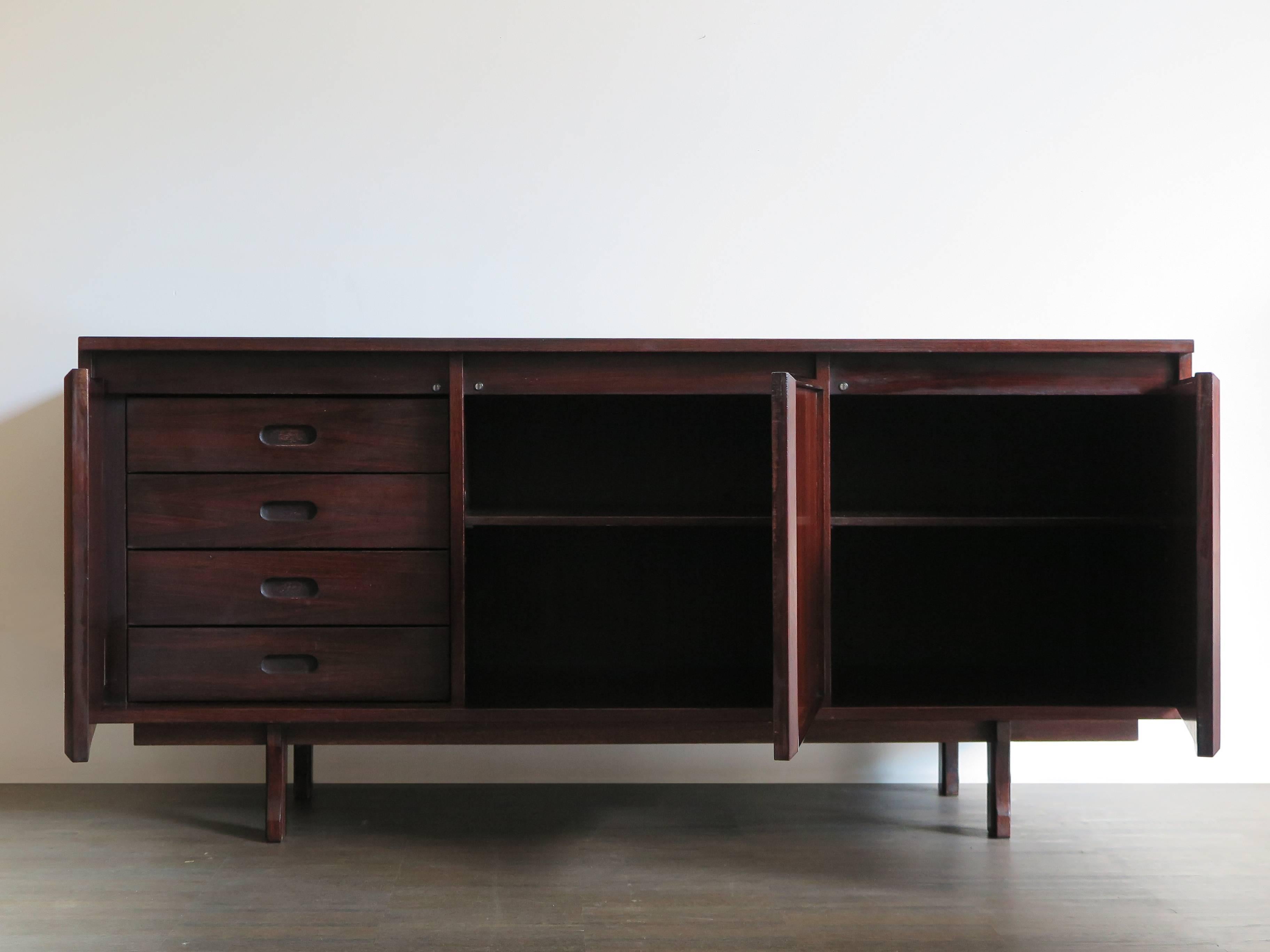 Italian rosewood sideboard from the sixties by Giovanni Ausenda for Stilwood, it is finished on the back so it can be used as room divider, midcentury design.
Bibliography: Abitare 58 (October 1967), advertising.