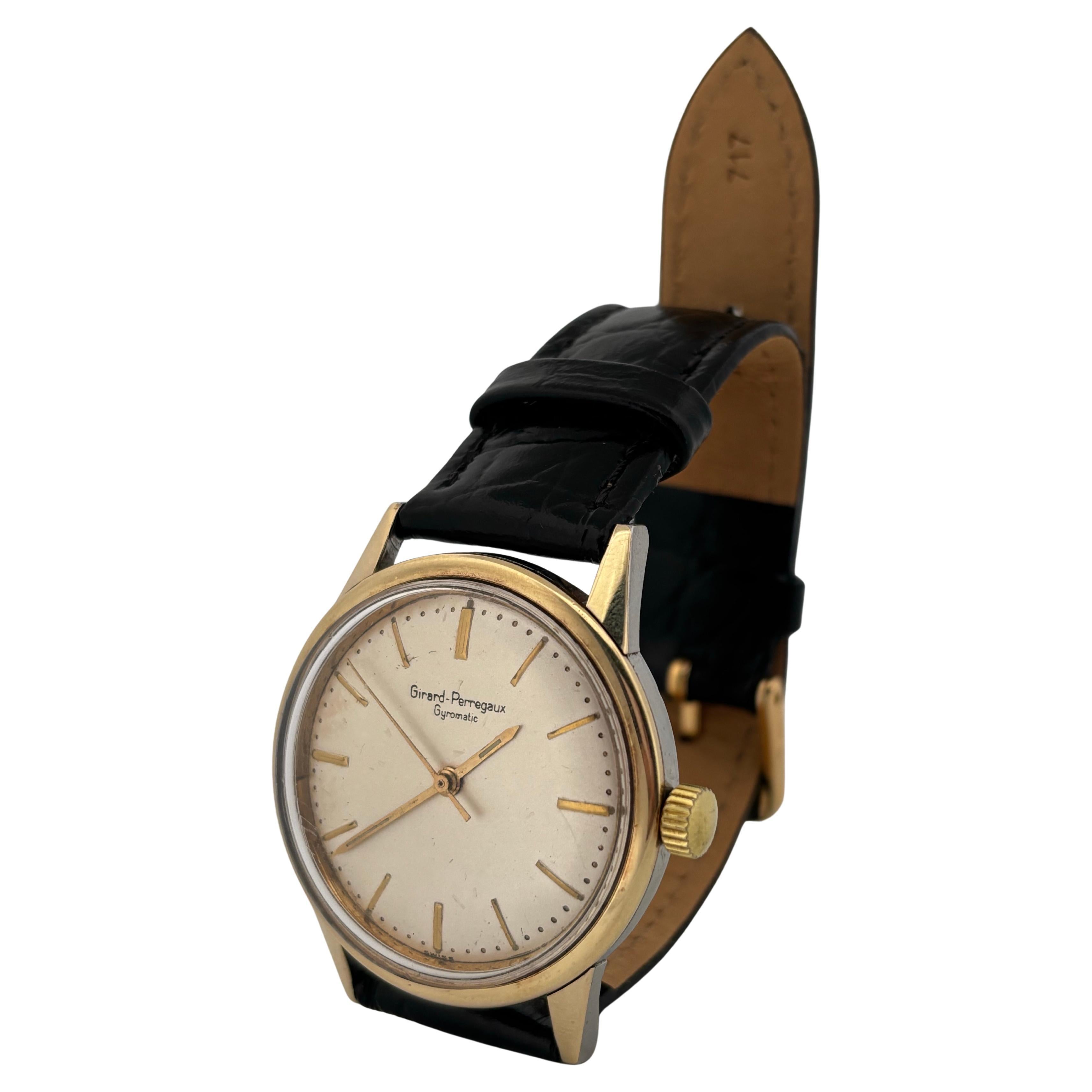 Diese alte Girard-Perregaux Gyromatic-Armbanduhr aus den 1960er Jahren verkörpert zeitlose Schweizer Handwerkskunst und schlichte Eleganz. Das klassische, vergoldete 33-mm-Gehäuse hat ein minimalistisches, silbernes Zifferblatt mit schlanken,
